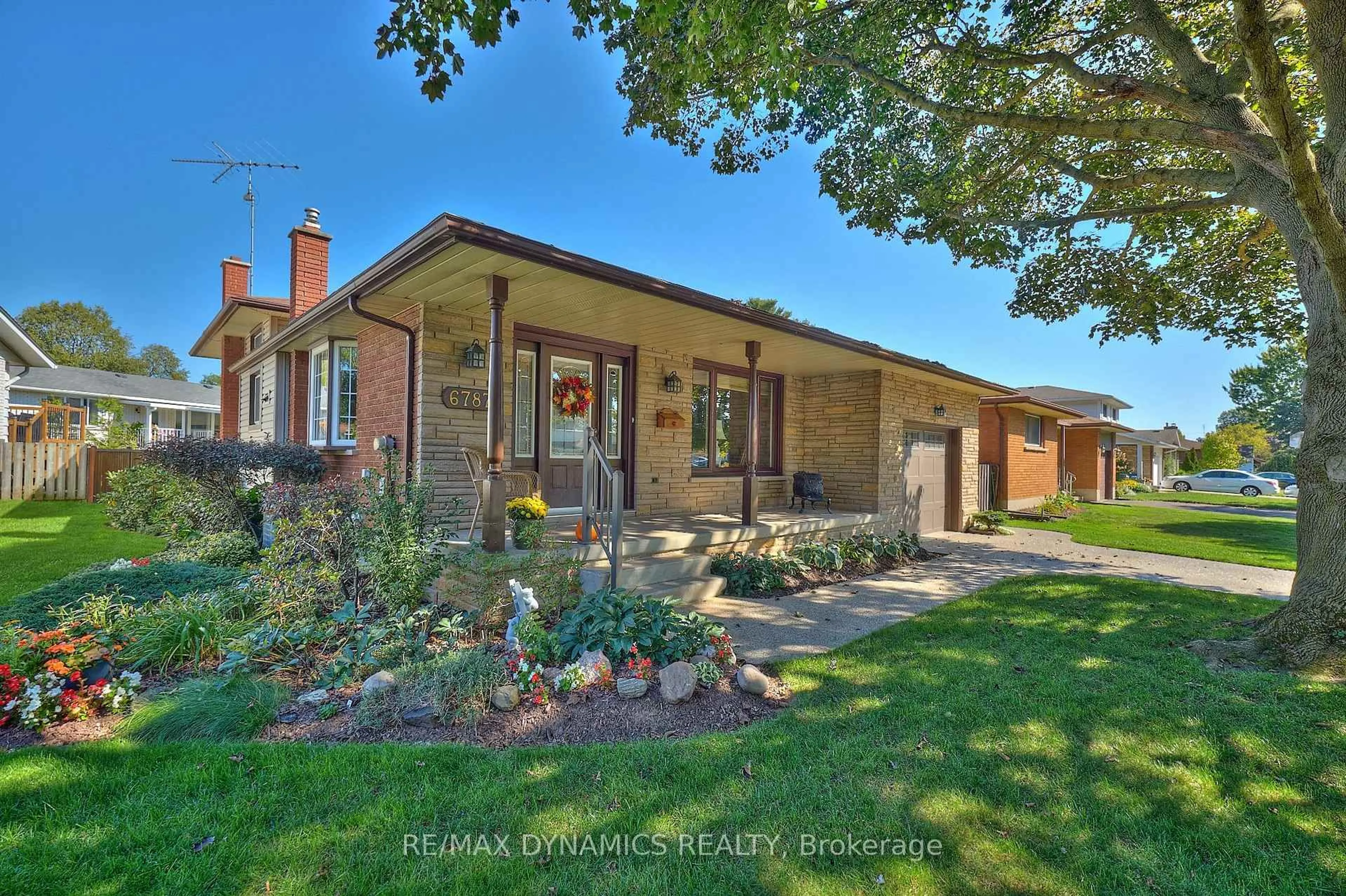 Home with brick exterior material, street for 6787 Corwin Cres, Niagara Falls Ontario L2G 2M8