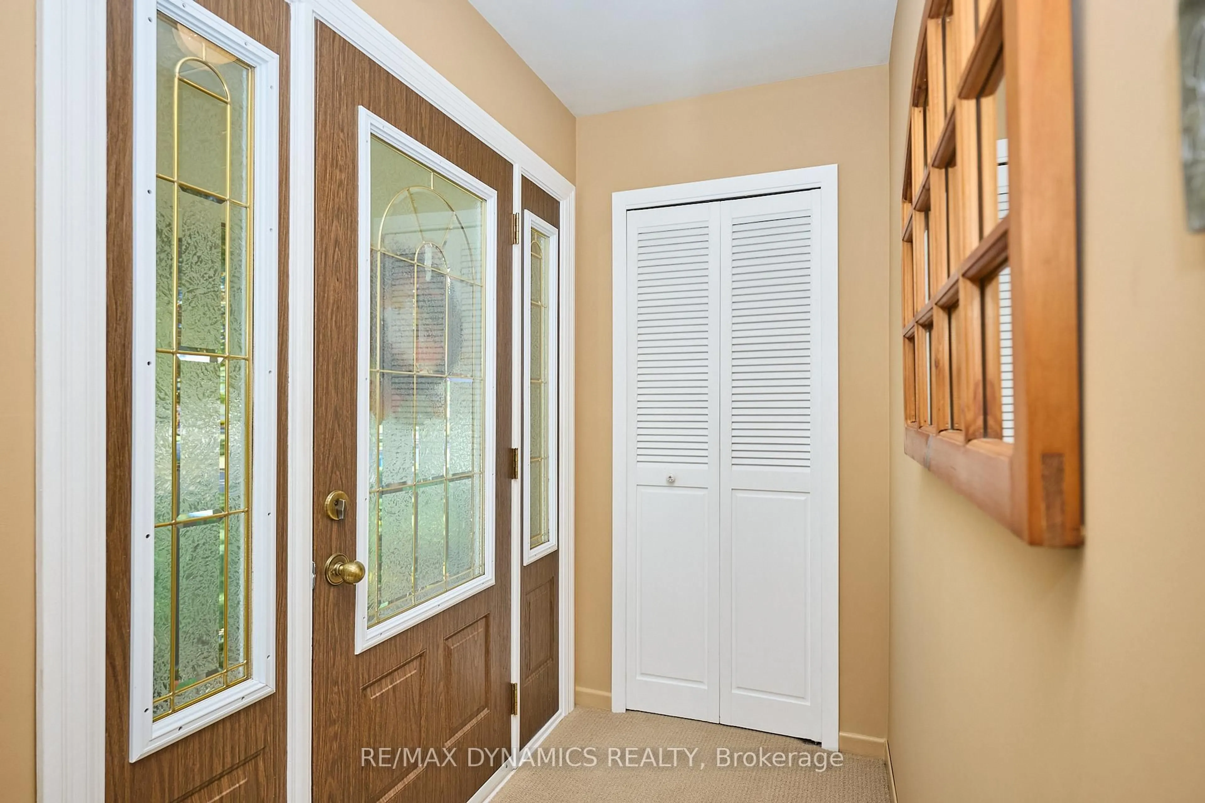 Indoor entryway for 6787 Corwin Cres, Niagara Falls Ontario L2G 2M8