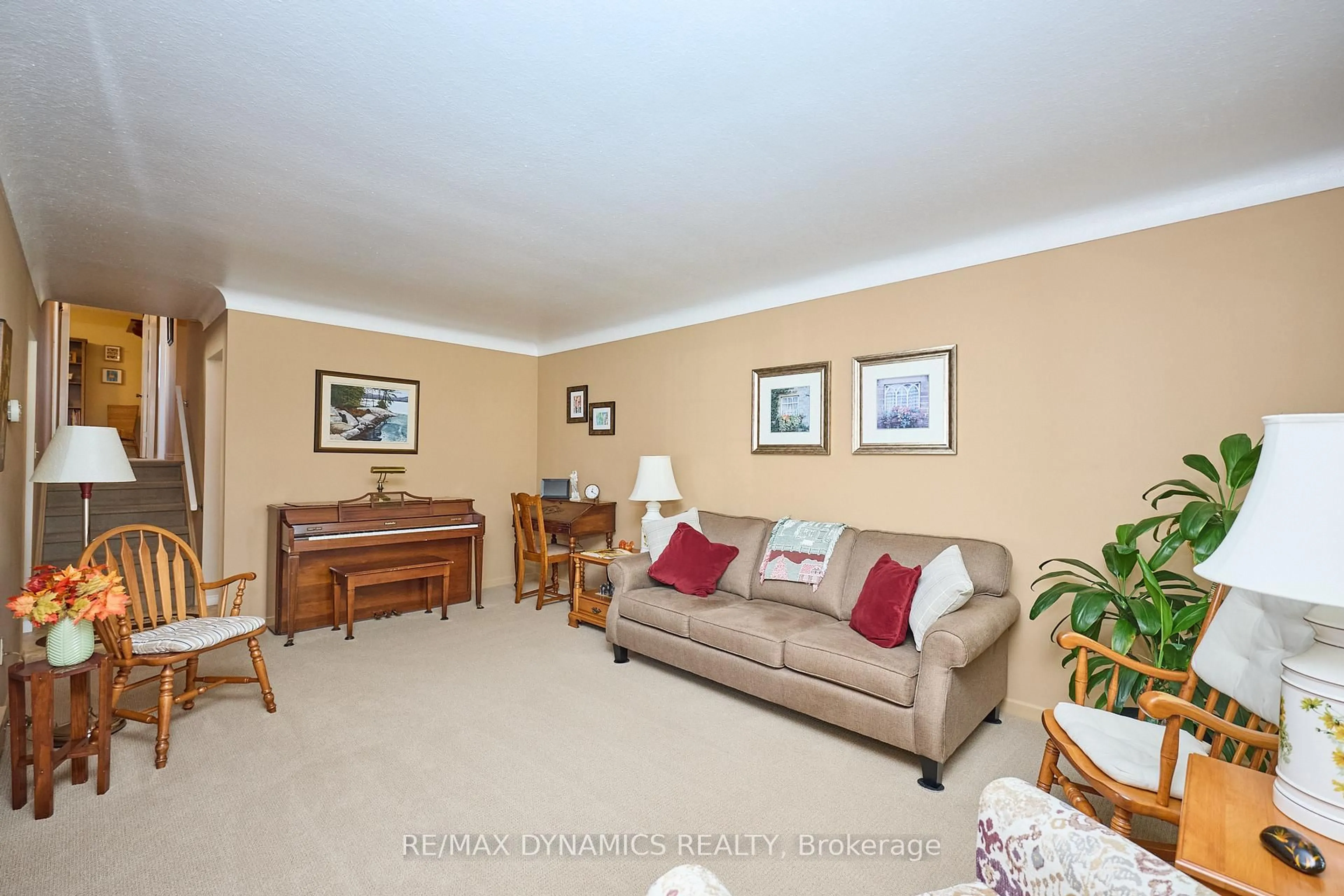 Living room with furniture, unknown for 6787 Corwin Cres, Niagara Falls Ontario L2G 2M8