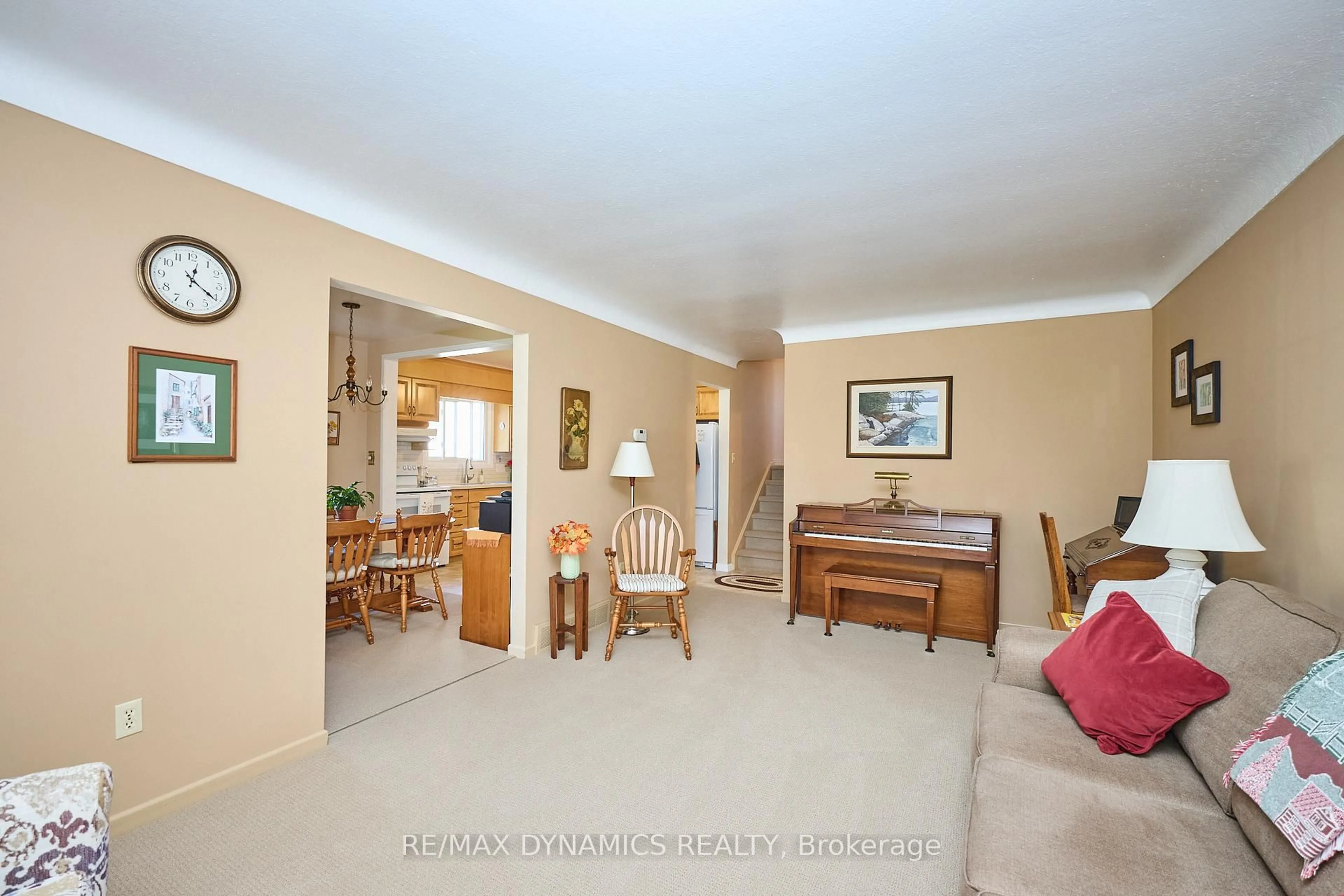 Living room with furniture, unknown for 6787 Corwin Cres, Niagara Falls Ontario L2G 2M8