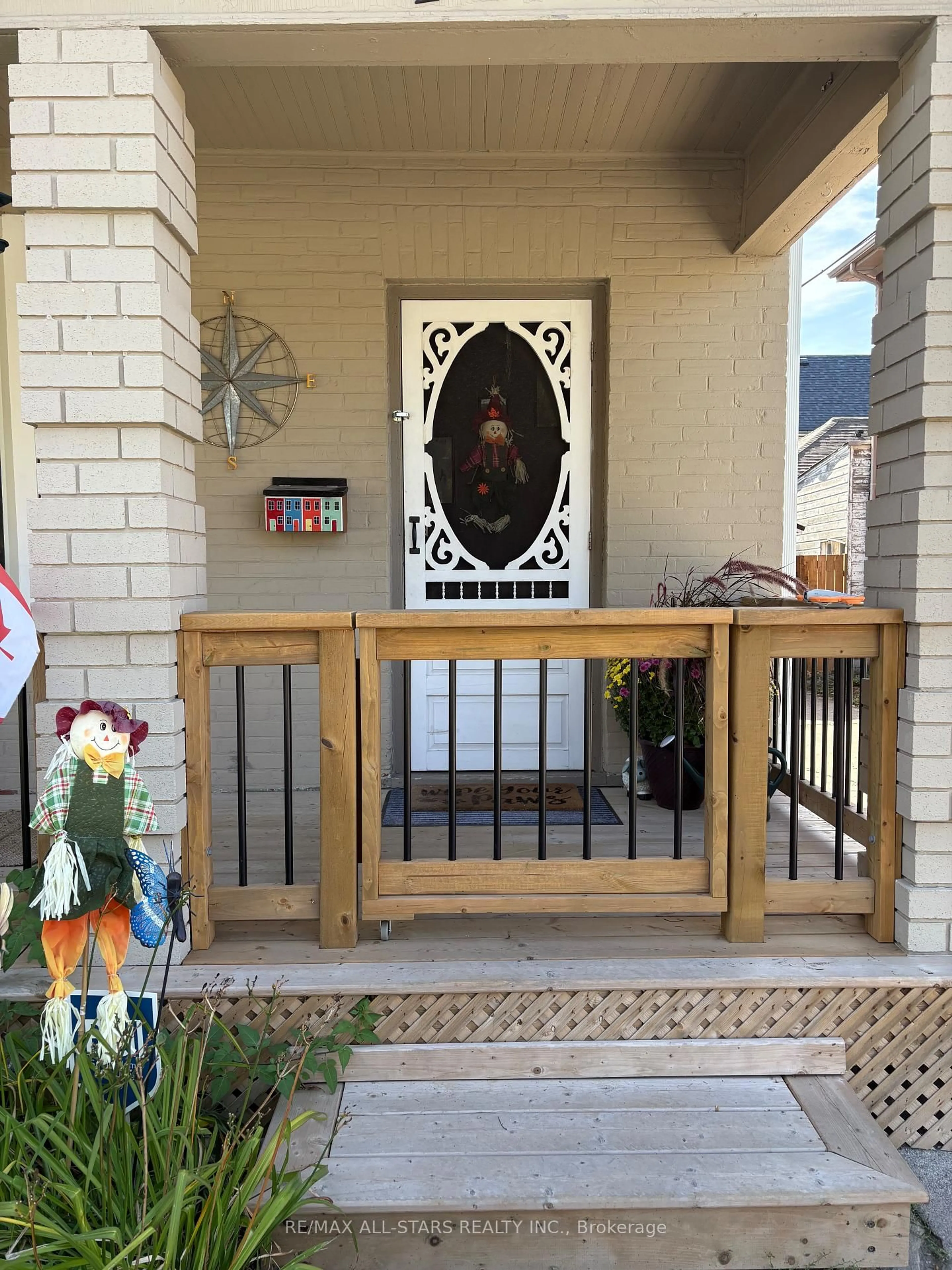 Indoor entryway for 147 Lake St, Peterborough Ontario K9J 2H2