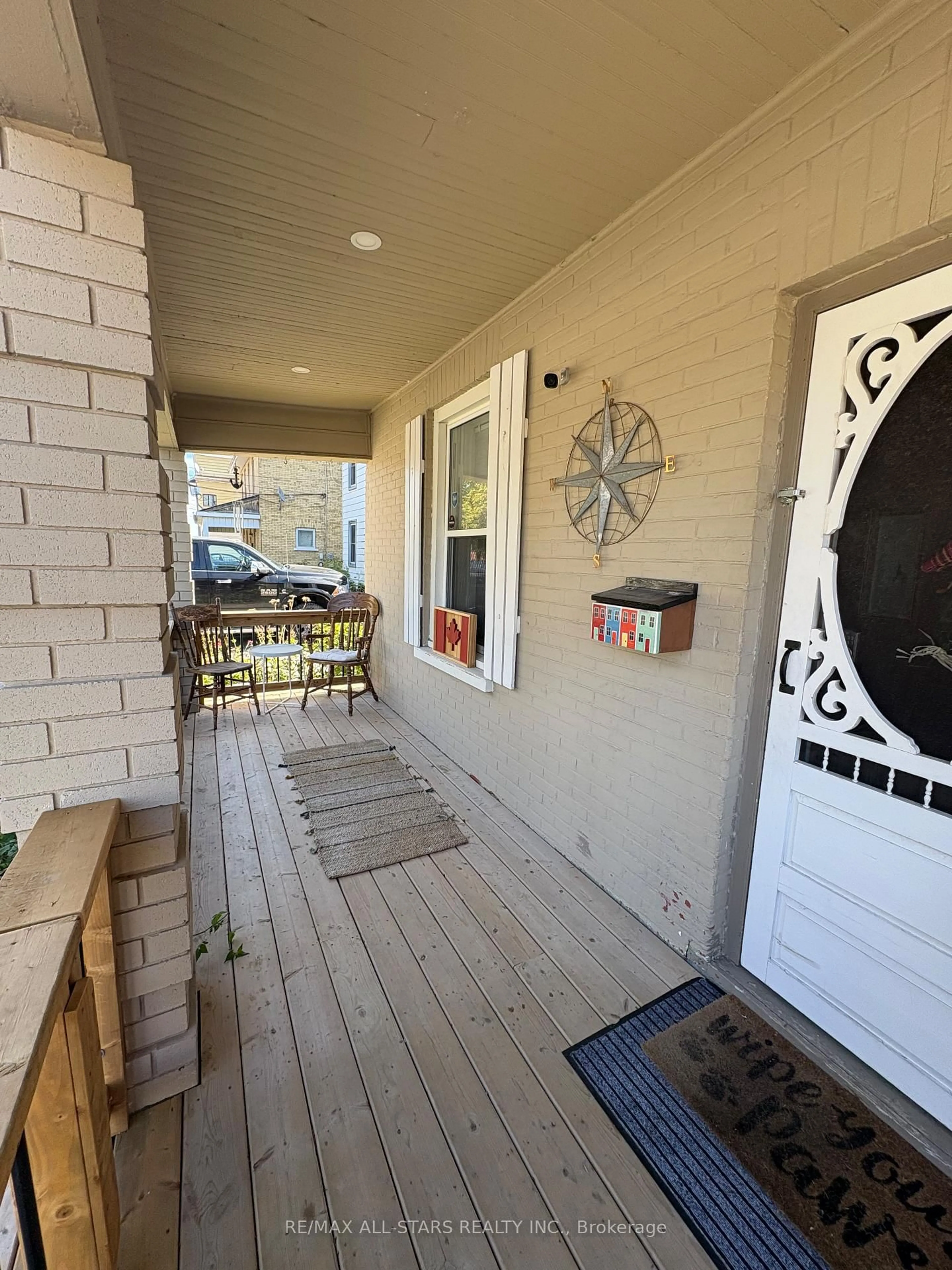 Indoor entryway for 147 Lake St, Peterborough Ontario K9J 2H2