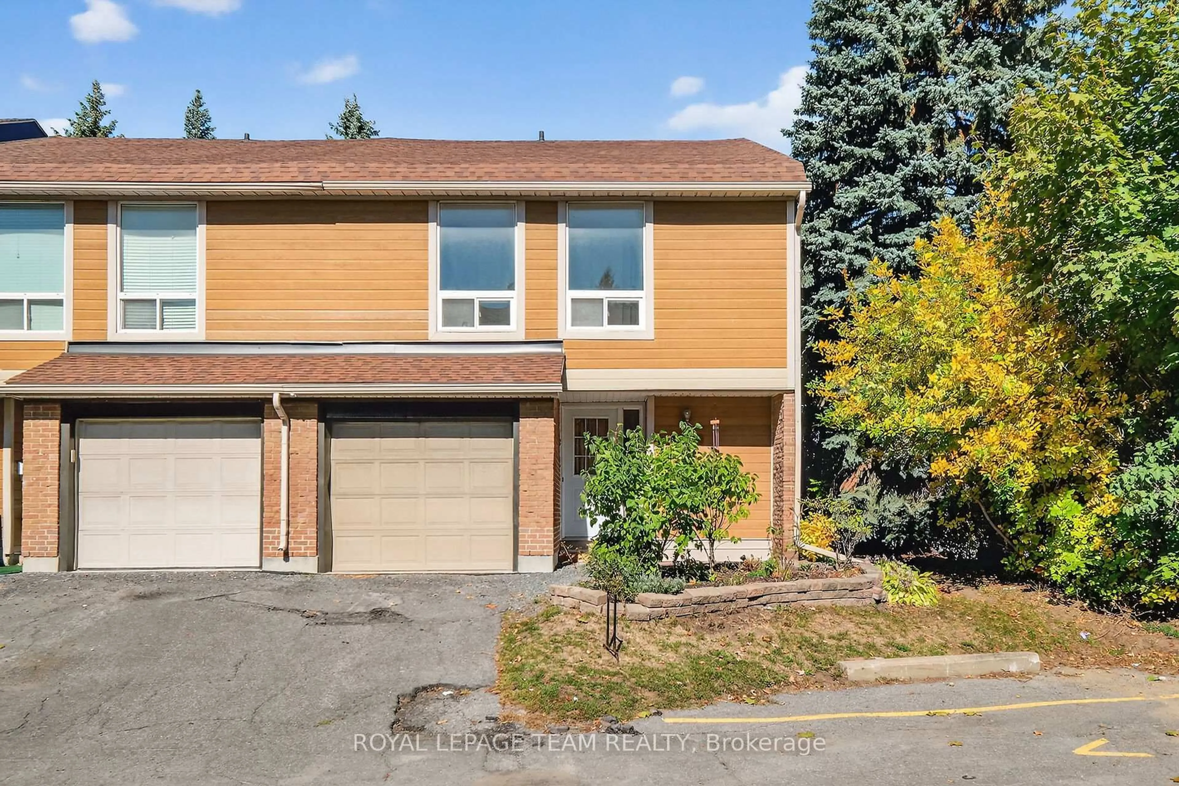 A pic from outside/outdoor area/front of a property/back of a property/a pic from drone, street for 4639 Cosmic Pl, Ottawa Ontario K1B 4R7