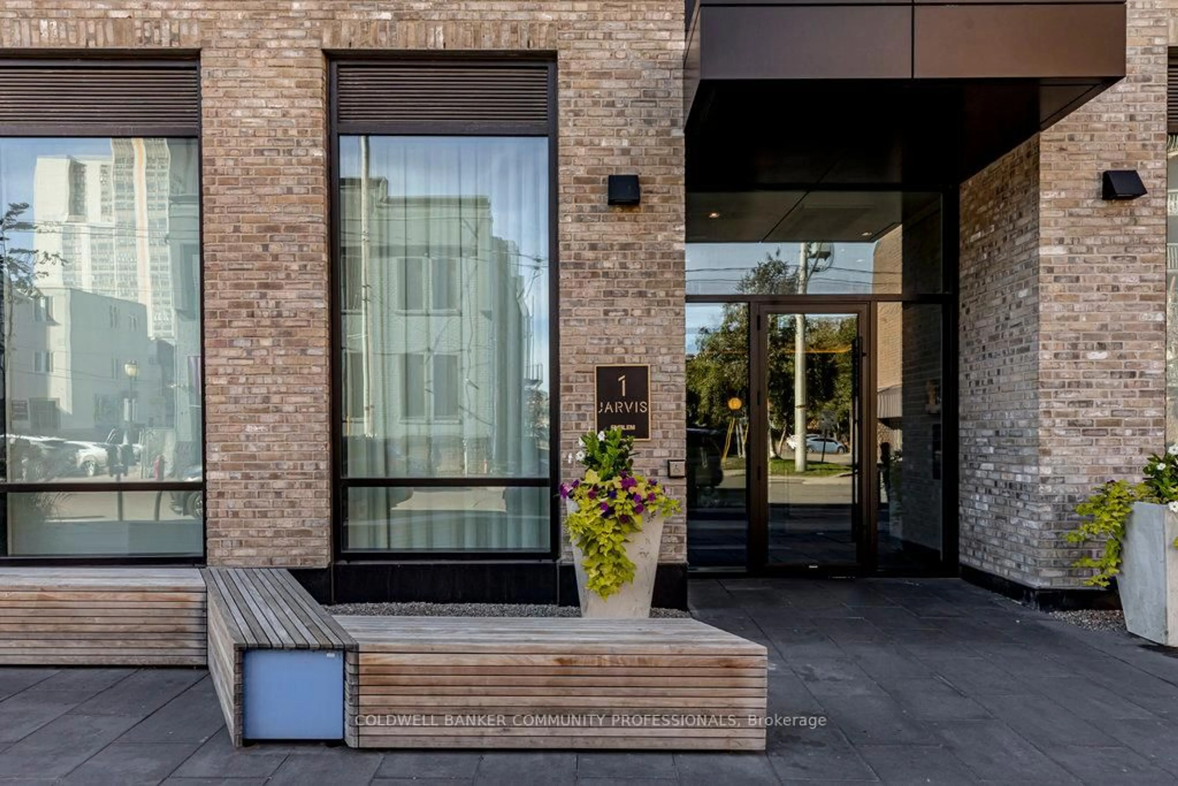 Indoor foyer for 1 Jarvis St #727, Hamilton Ontario L8R 0A8