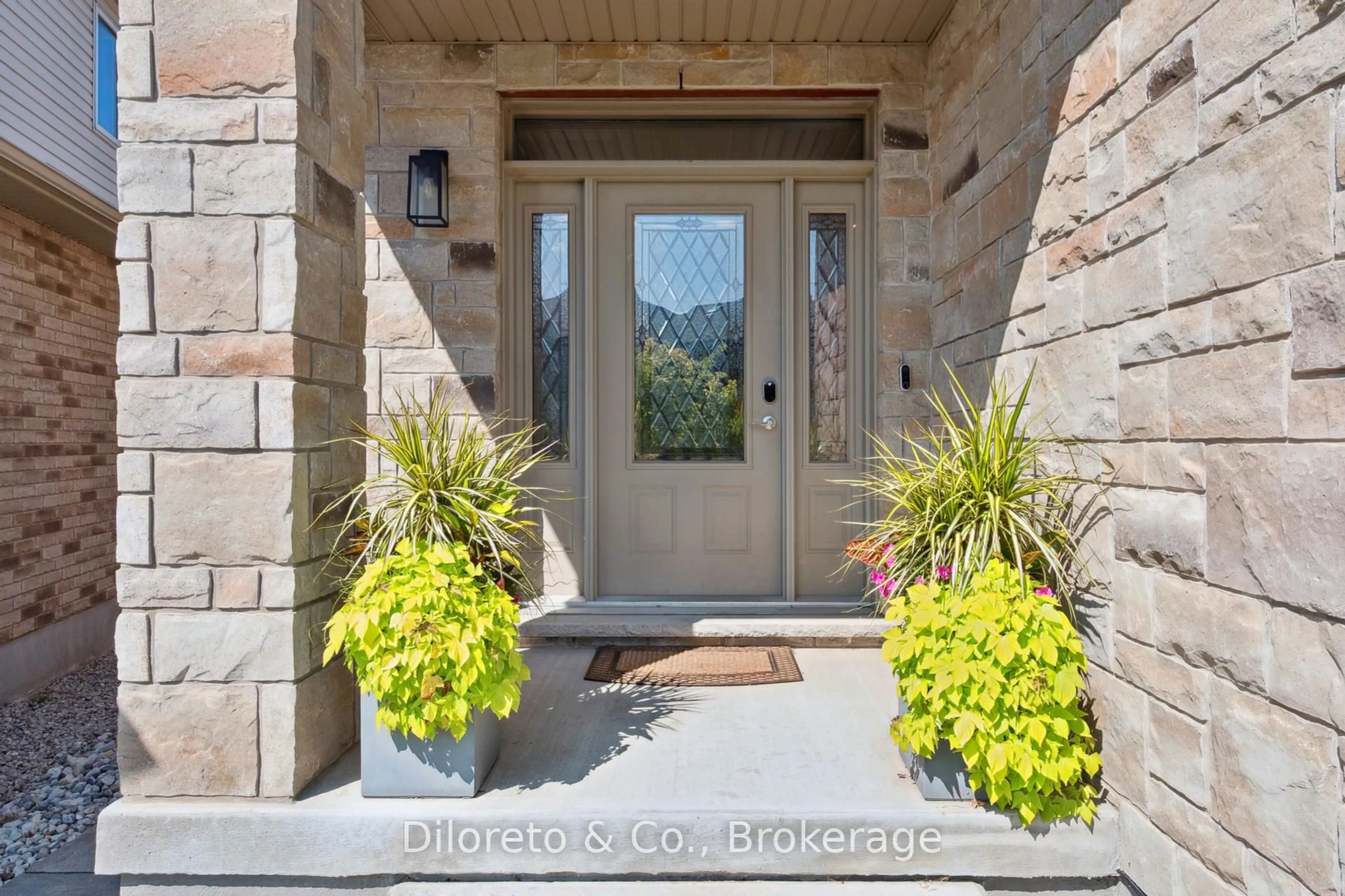 Indoor entryway for 18 McIntyre Crt, Guelph Ontario N1L 0N1