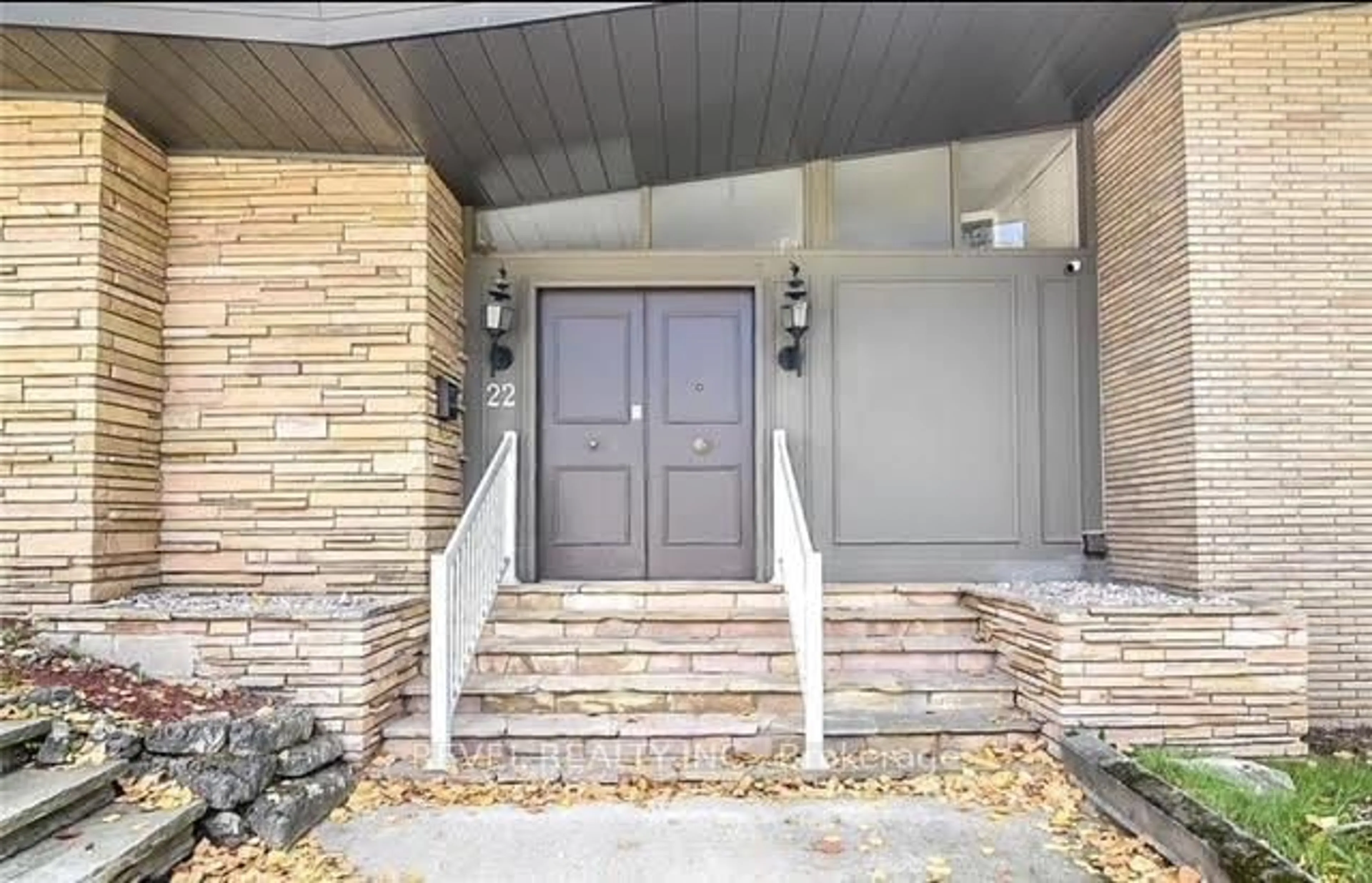 Indoor entryway for 22 West Park Ave, Hamilton Ontario L8S 3M3