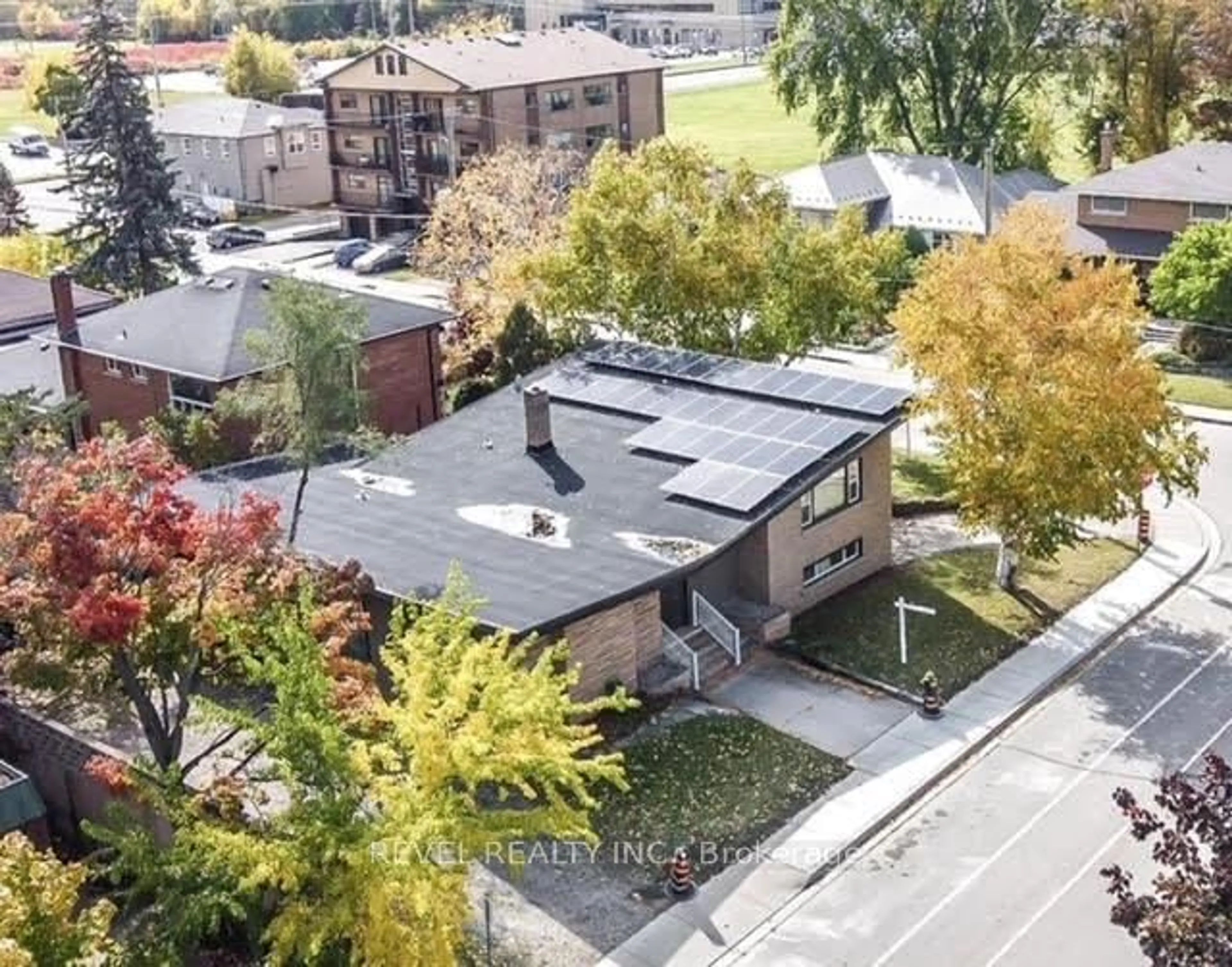 A pic from outside/outdoor area/front of a property/back of a property/a pic from drone, street for 22 West Park Ave, Hamilton Ontario L8S 3M3