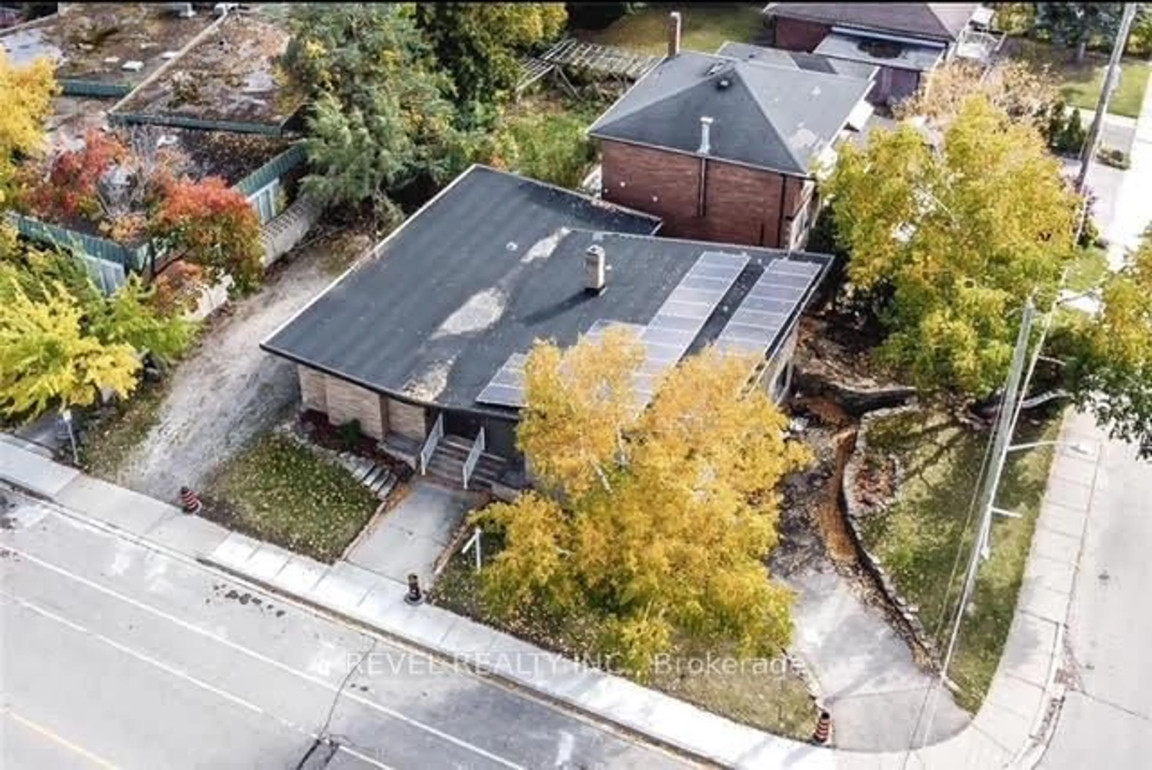 A pic from outside/outdoor area/front of a property/back of a property/a pic from drone, street for 22 West Park Ave, Hamilton Ontario L8S 3M3