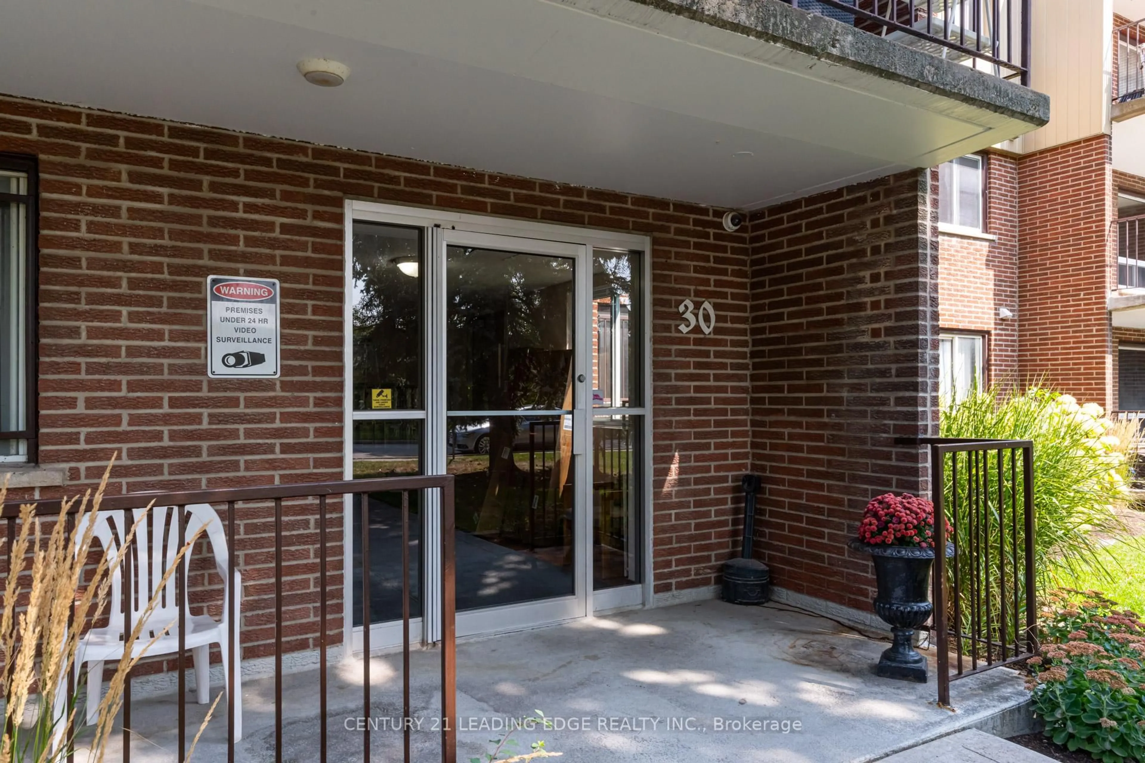 Indoor foyer for 30 Avalon Pl #314, Kitchener Ontario N2M 4N6