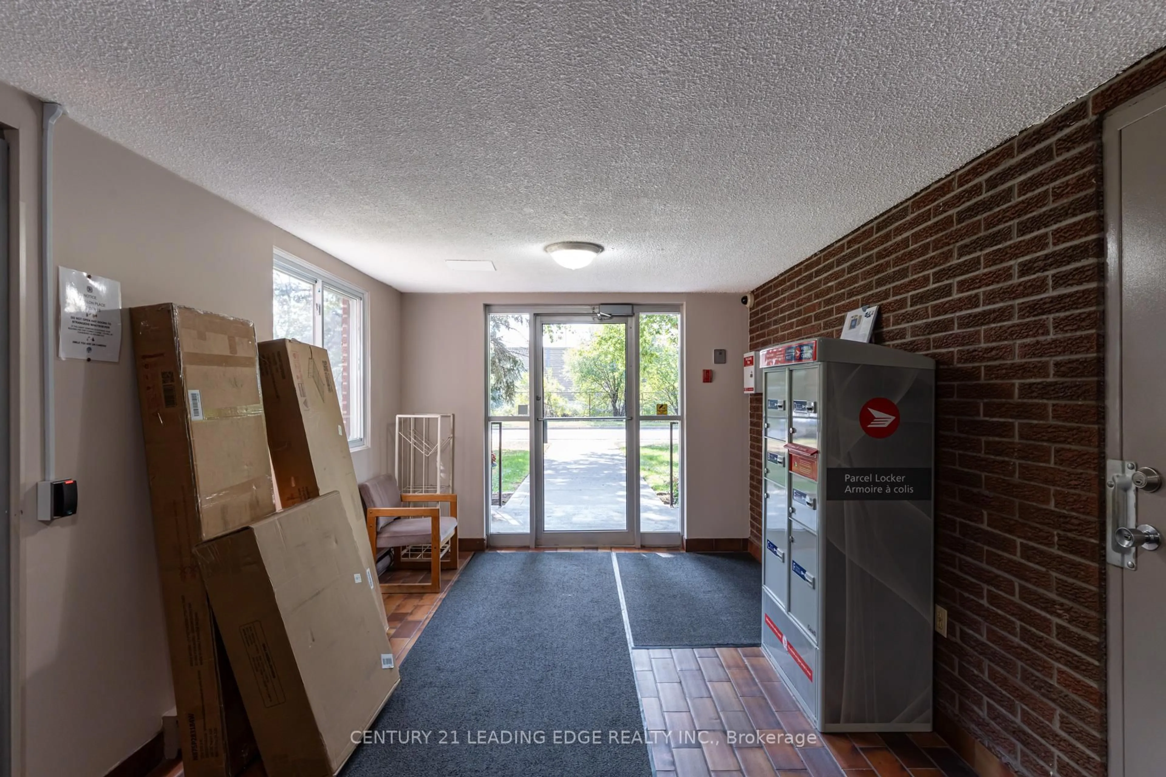 Indoor foyer for 30 Avalon Pl #314, Kitchener Ontario N2M 4N6