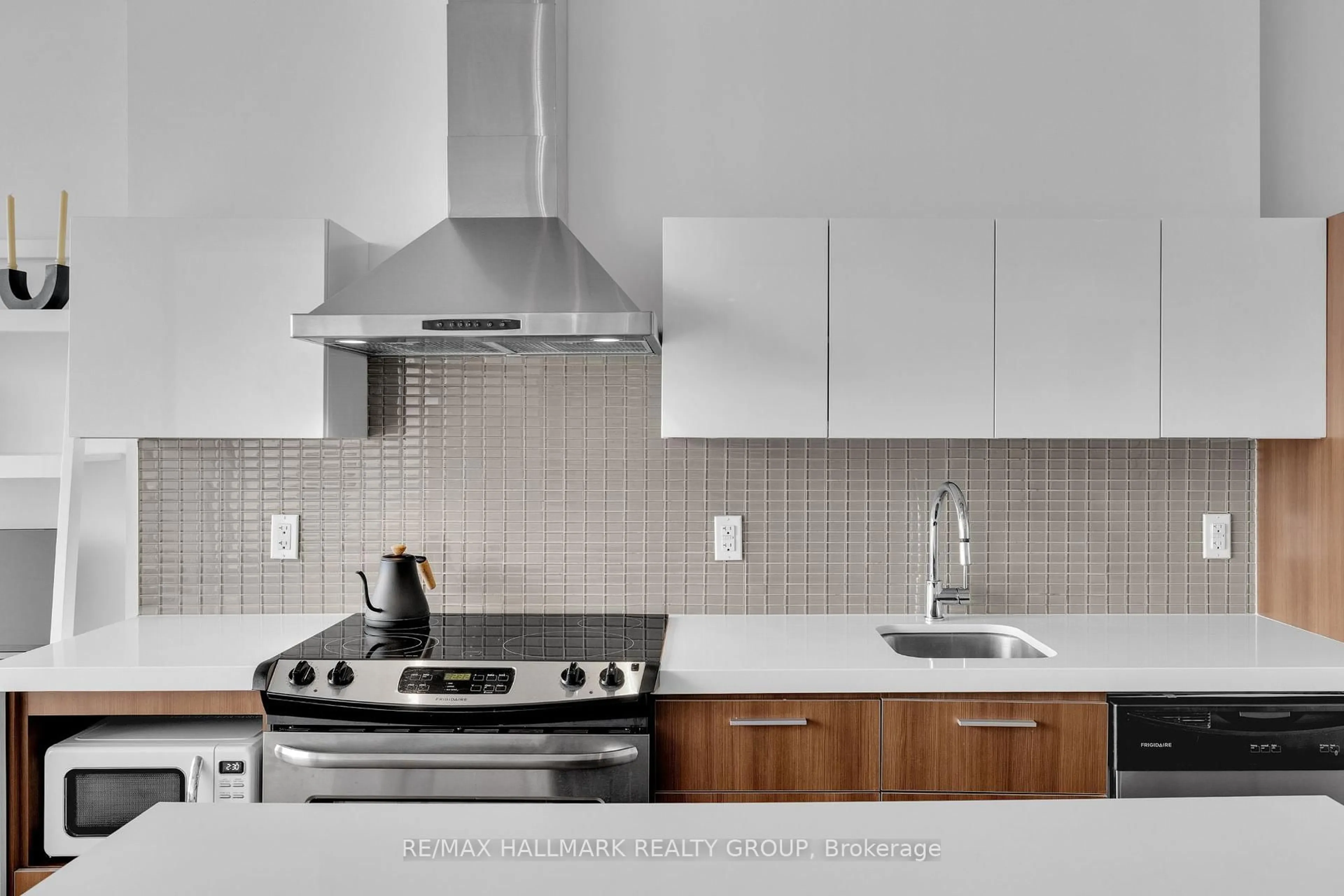 Contemporary kitchen, ceramic/tile floor for 340 Mcleod St #933, Ottawa Ontario K2P 1A4