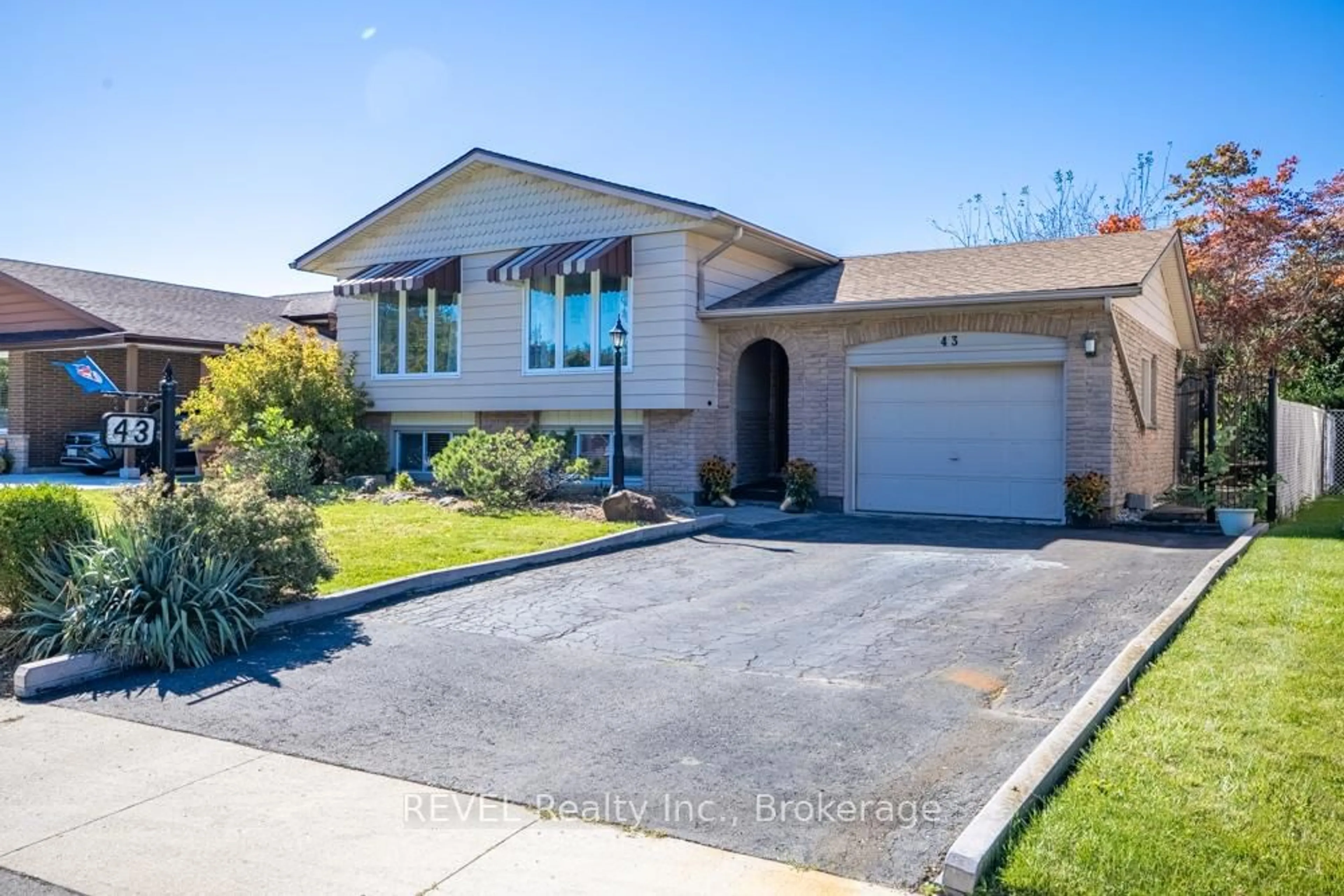 Home with brick exterior material, street for 43 Trelawn Pkwy, Welland Ontario L3C 1W4