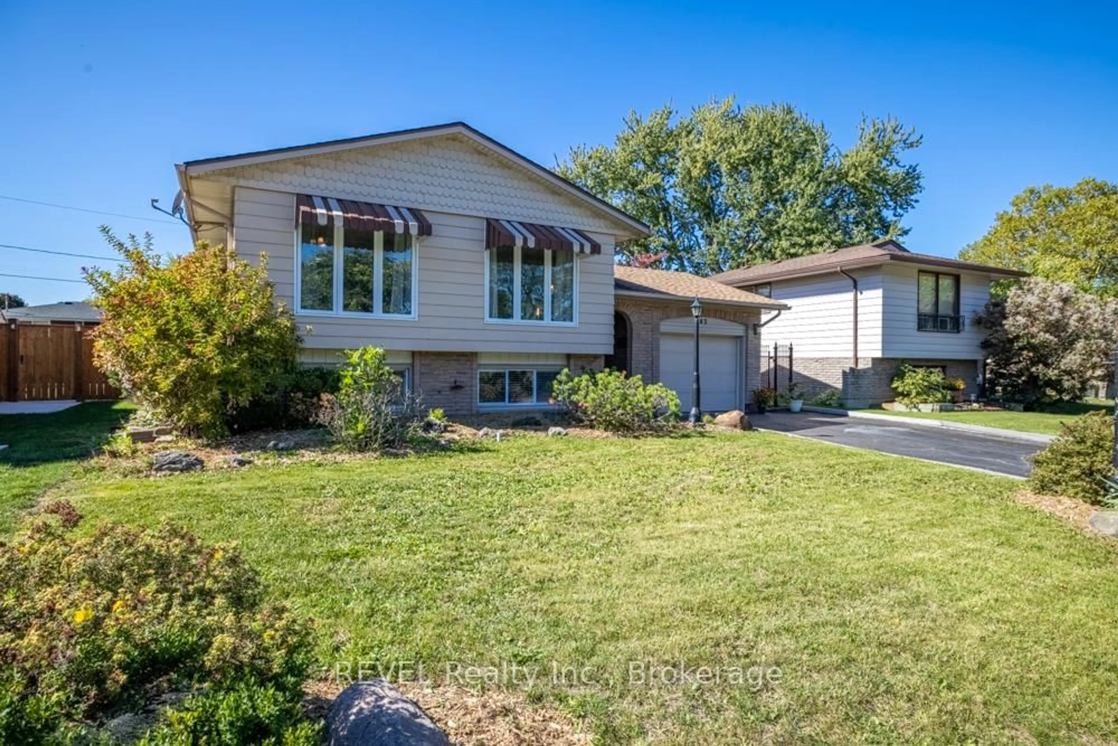 Home with vinyl exterior material, street for 43 Trelawn Pkwy, Welland Ontario L3C 1W4
