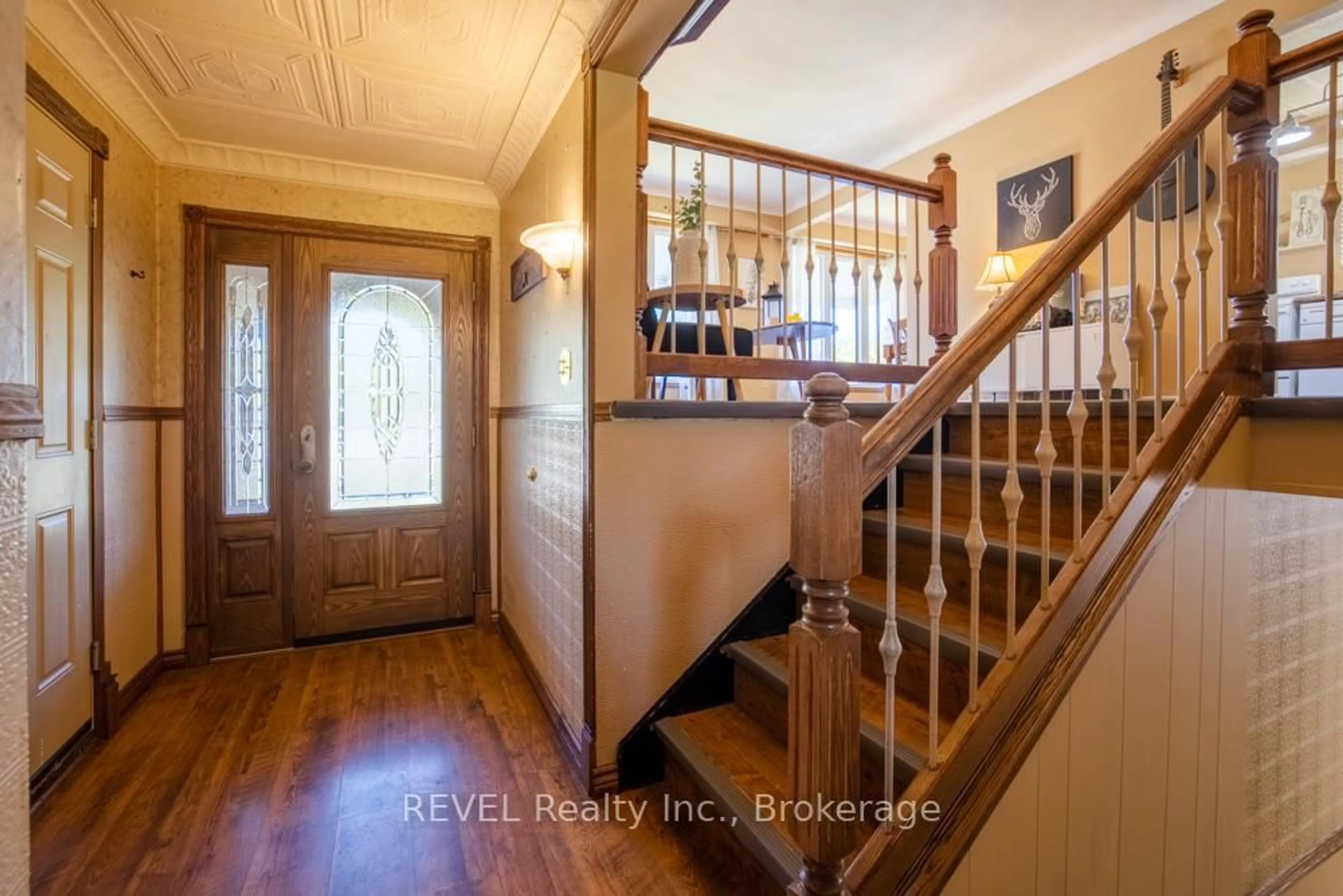 Indoor entryway for 43 Trelawn Pkwy, Welland Ontario L3C 1W4