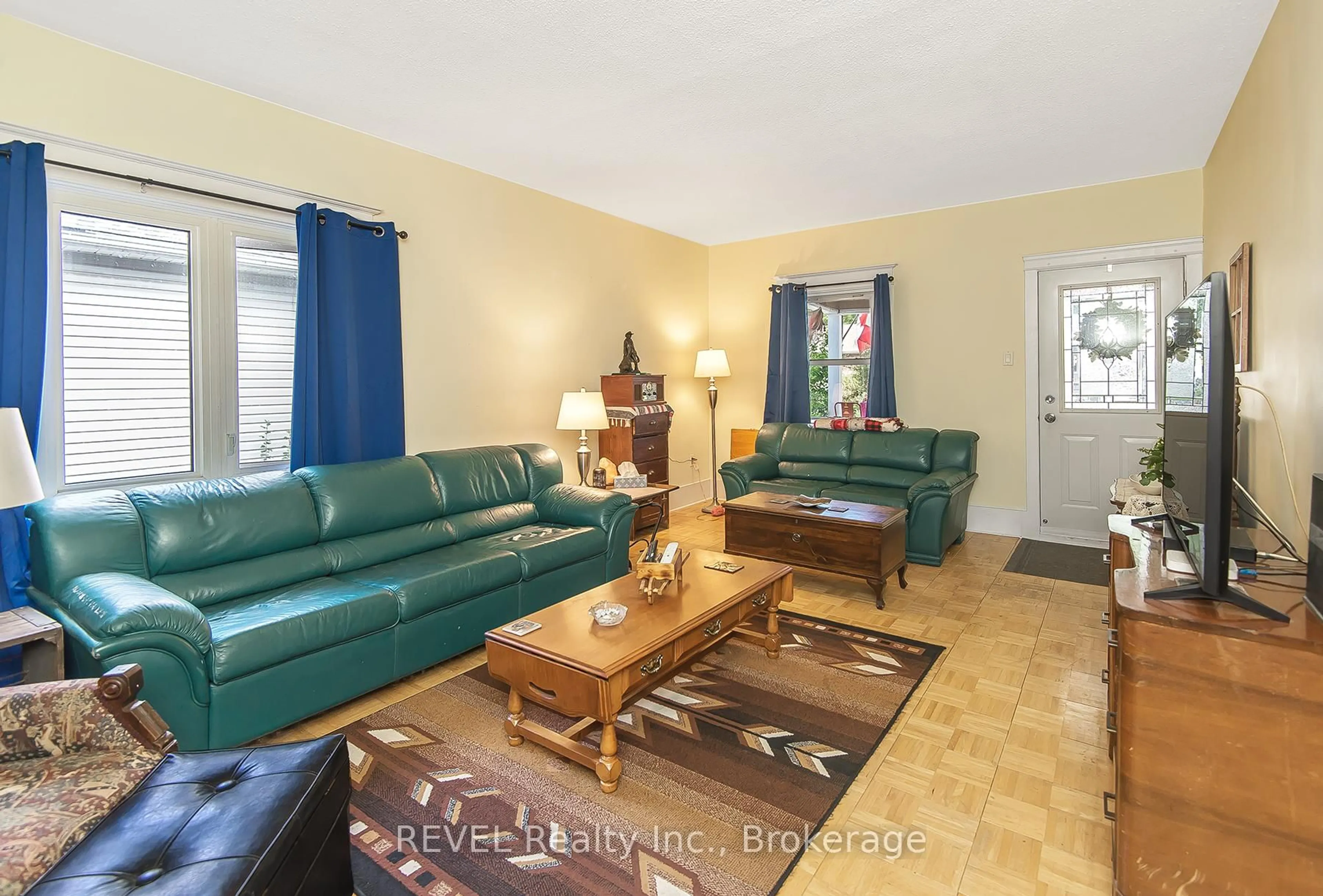 Living room with furniture, unknown for 6510 Culp St, Niagara Falls Ontario L2G 2C1