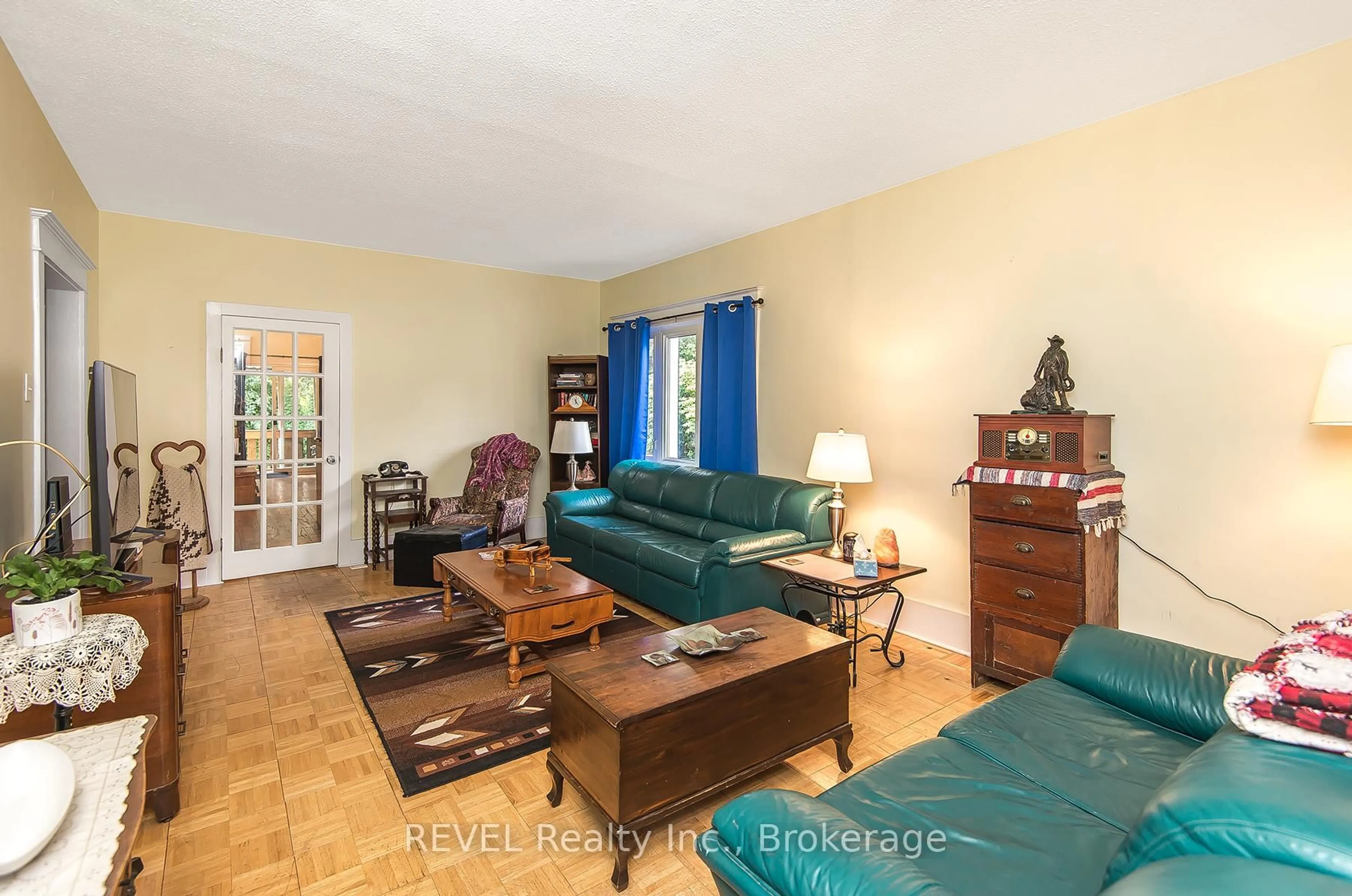 Living room with furniture, unknown for 6510 Culp St, Niagara Falls Ontario L2G 2C1