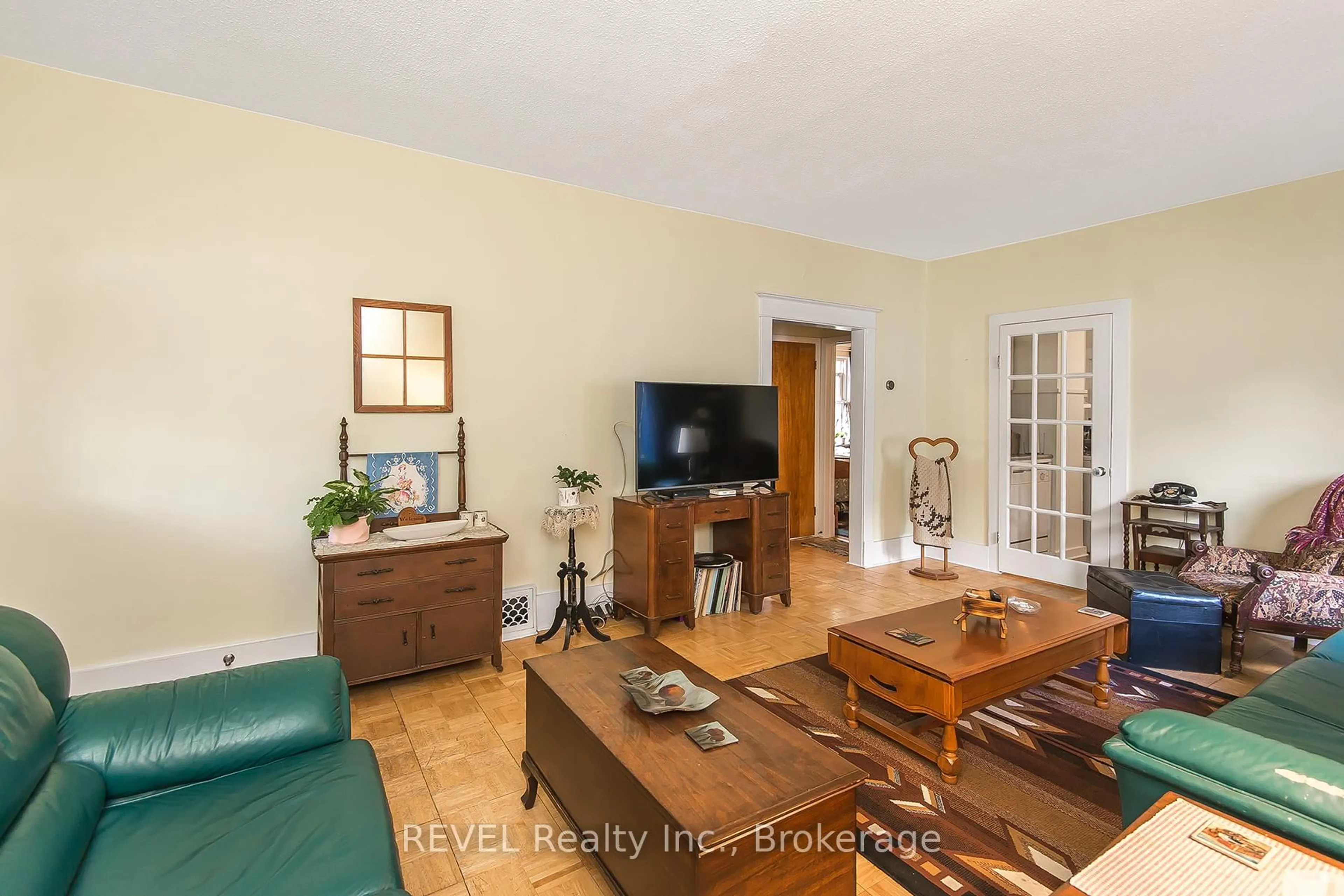 Living room with furniture, unknown for 6510 Culp St, Niagara Falls Ontario L2G 2C1