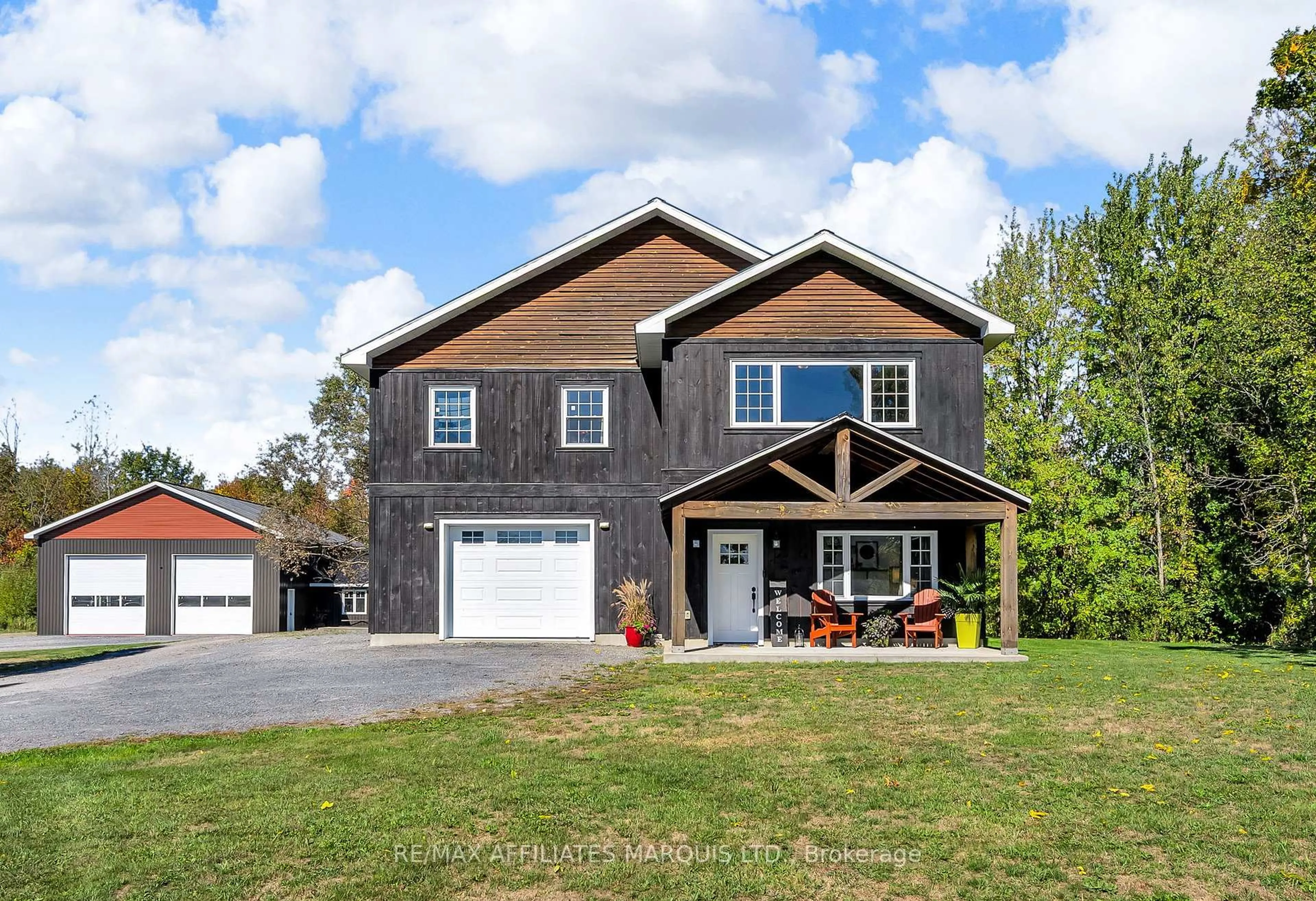 Home with vinyl exterior material, building for 18879 County Road 22, North Glengarry Ontario K0C 1T0