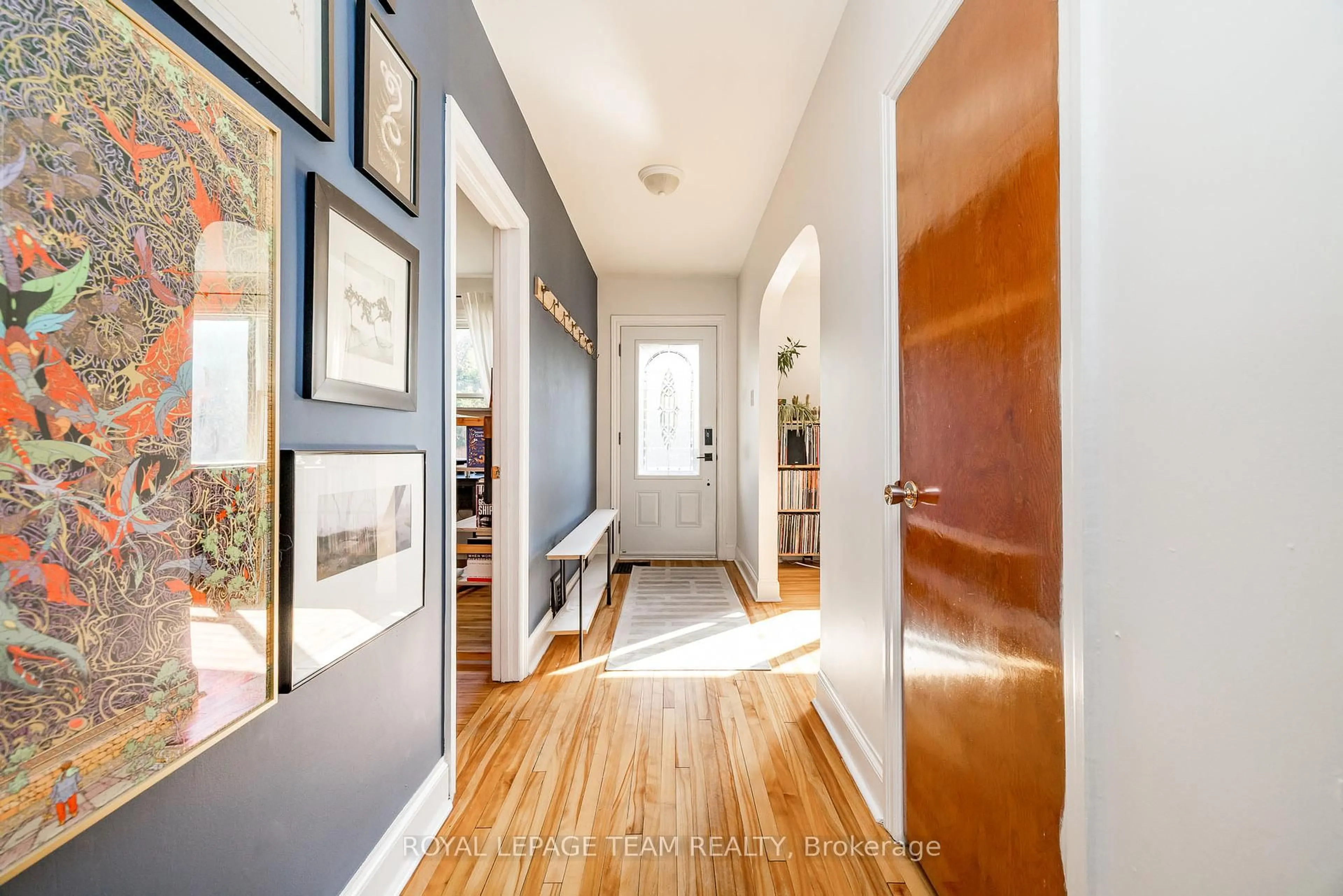 Indoor entryway for 192 Durocher St, Ottawa Ontario K1L 7S3