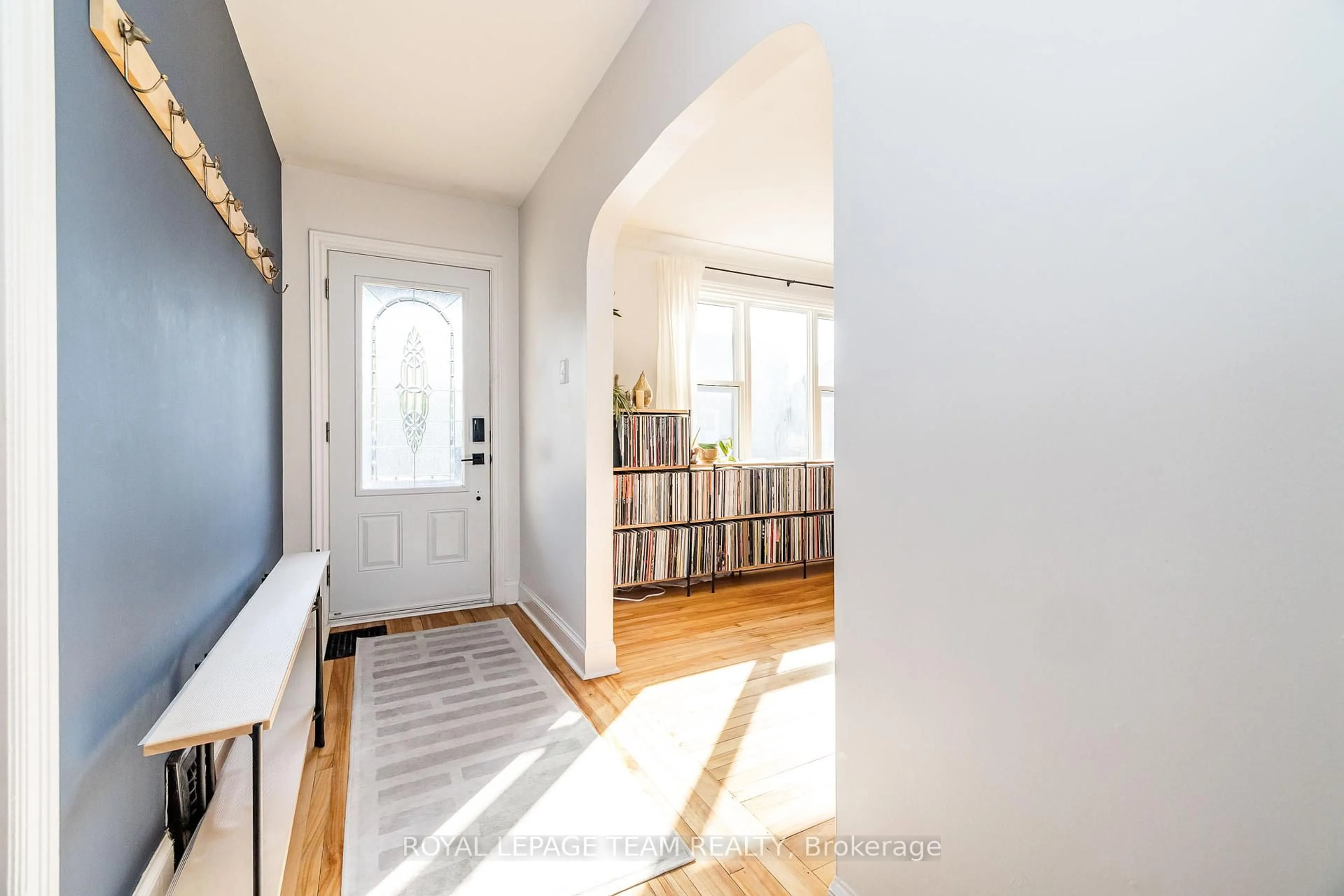Indoor entryway for 192 Durocher St, Ottawa Ontario K1L 7S3