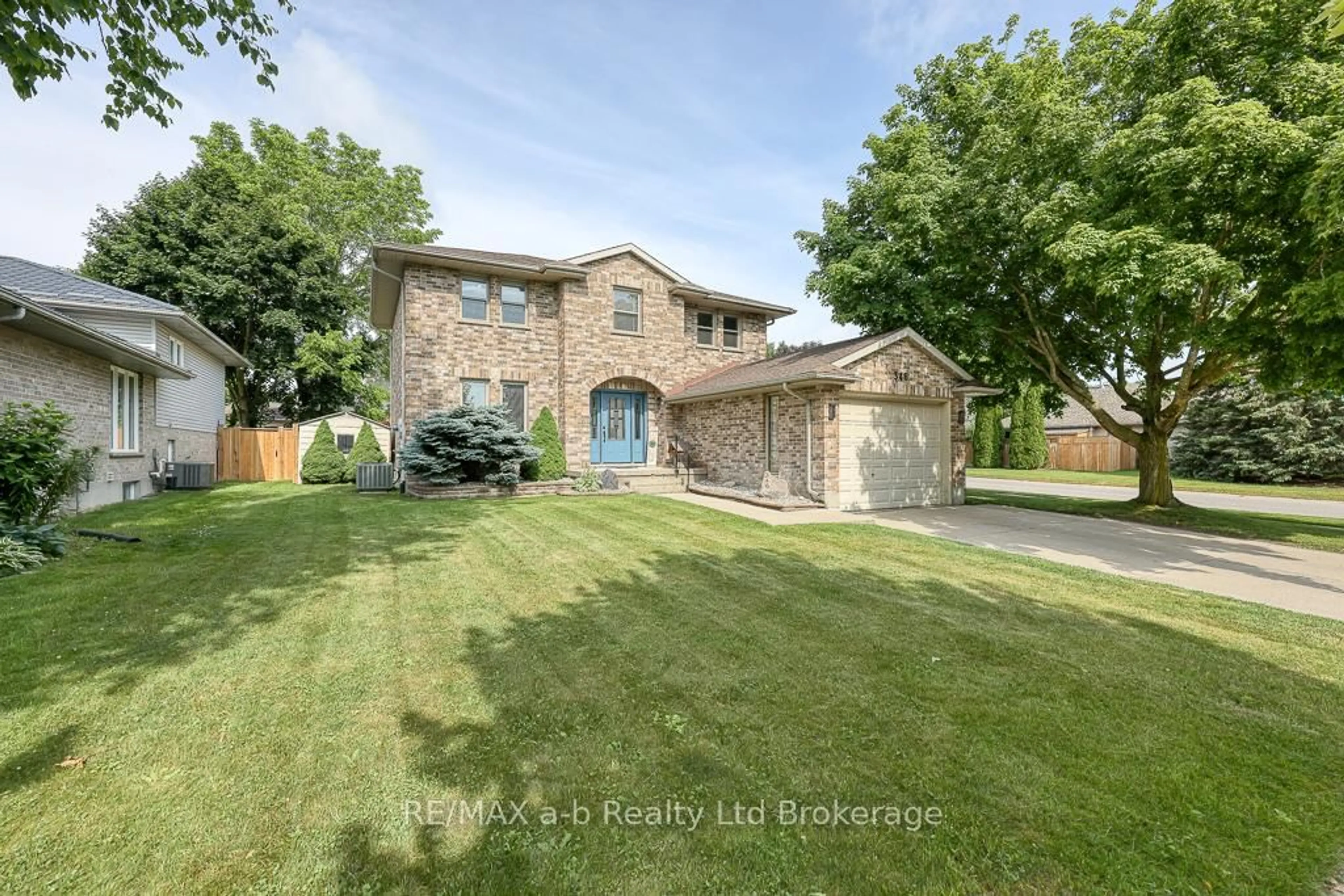 A pic from outside/outdoor area/front of a property/back of a property/a pic from drone, street for 346 Riverview Dr, Strathroy-Caradoc Ontario N7G 4B7