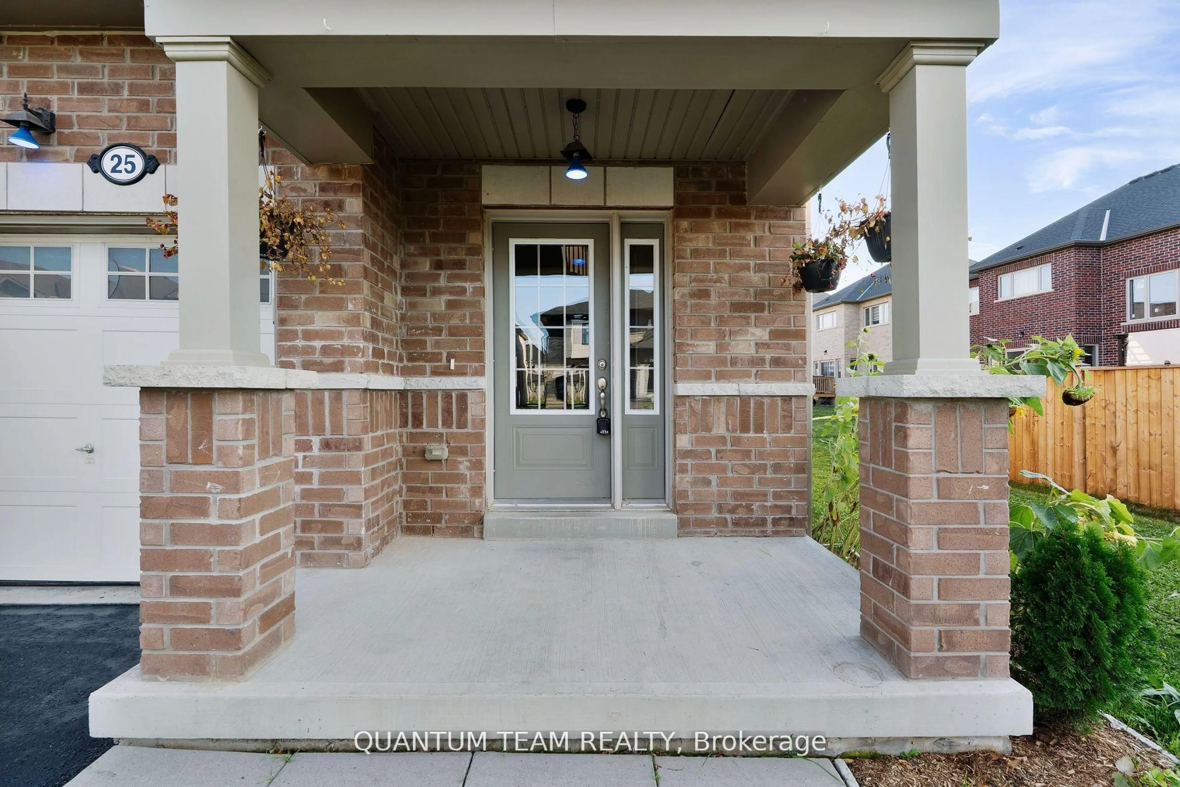 Indoor entryway for 25 Sparkle Dr, Thorold Ontario L2V 0H2