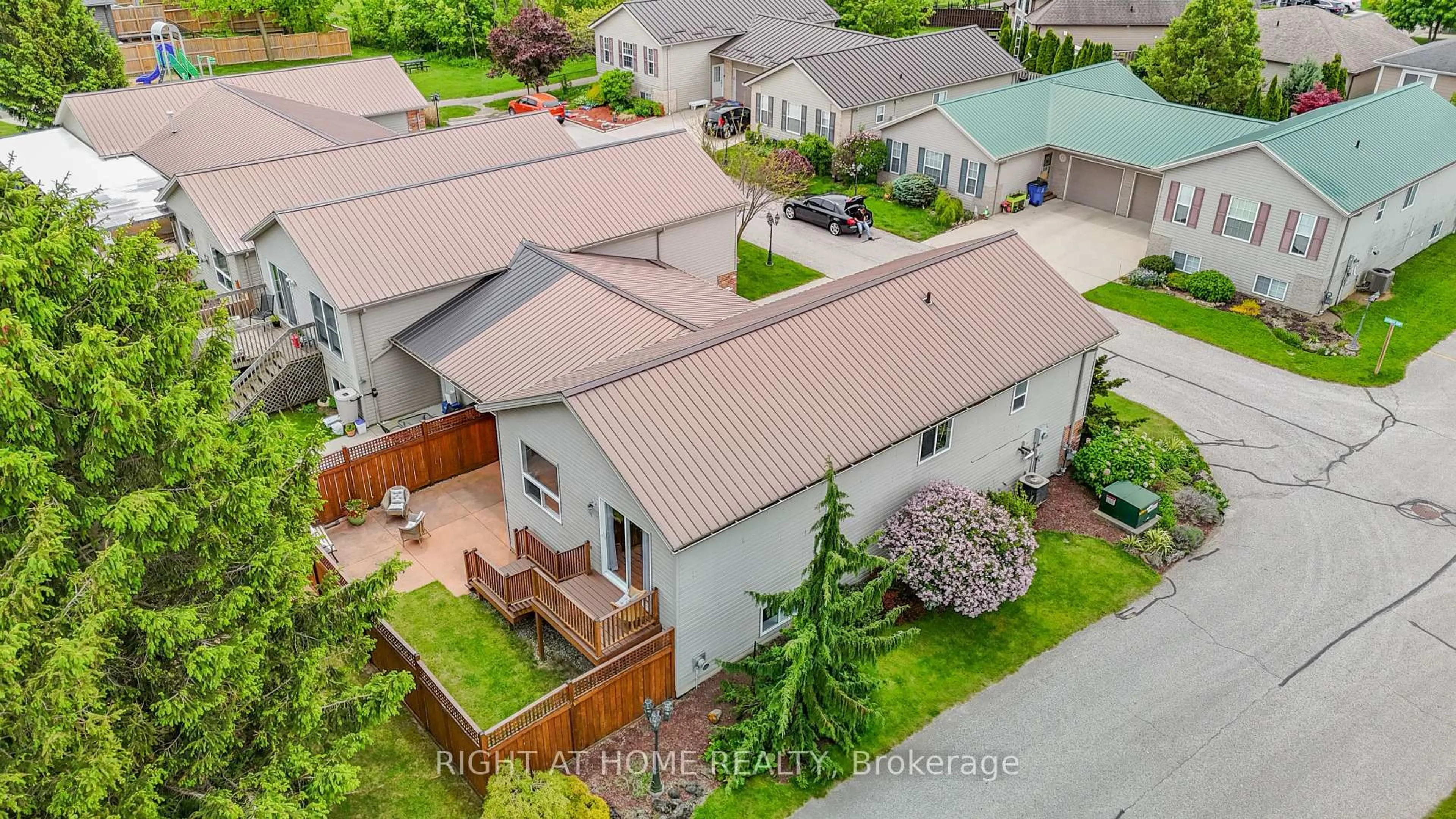 A pic from outside/outdoor area/front of a property/back of a property/a pic from drone, street for 9 Discovery Crt, Chatham-Kent Ontario N7L 0A3