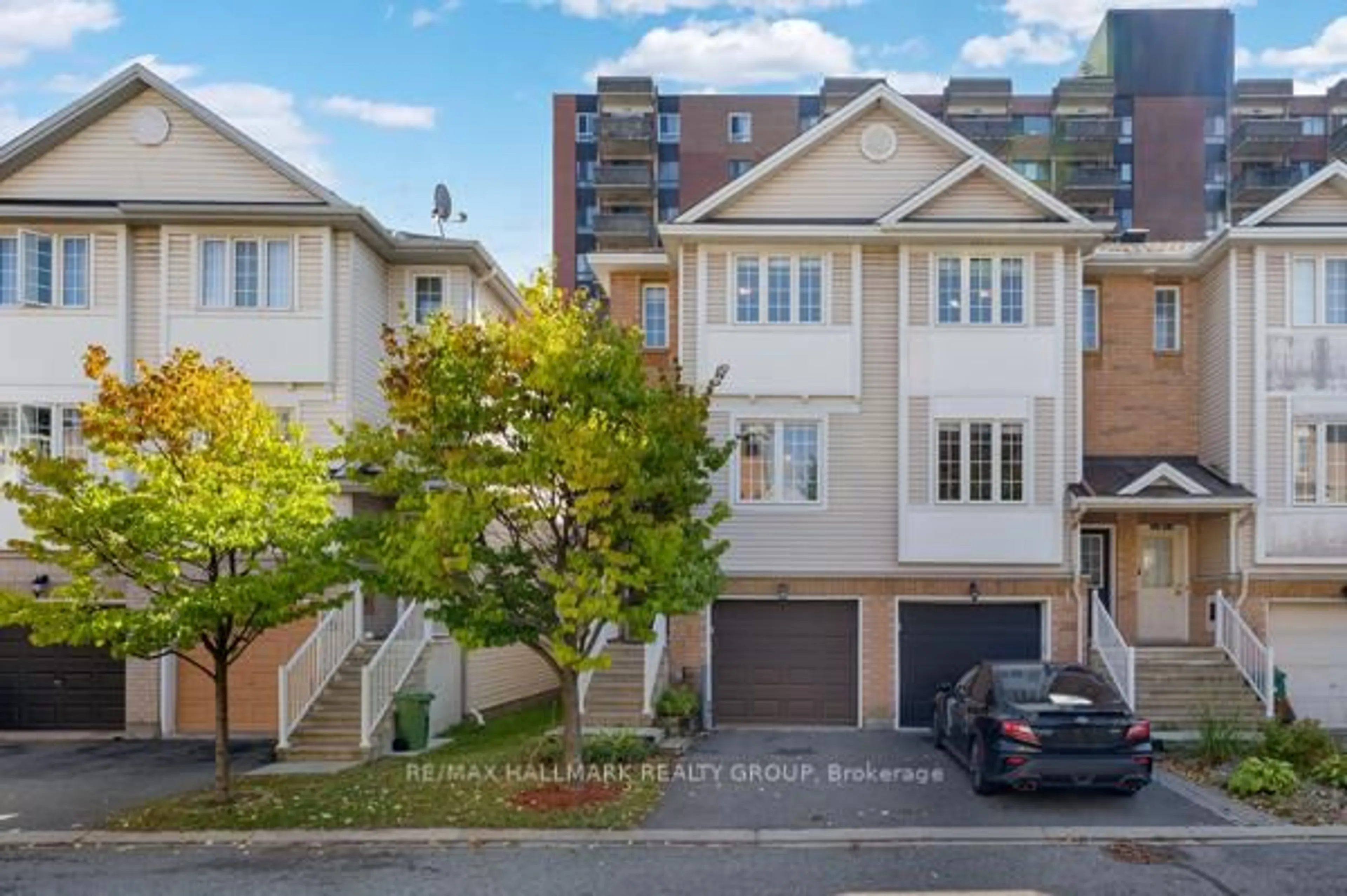 A pic from outside/outdoor area/front of a property/back of a property/a pic from drone, street for 320 Gotham Private, Ottawa Ontario K2C 4G7