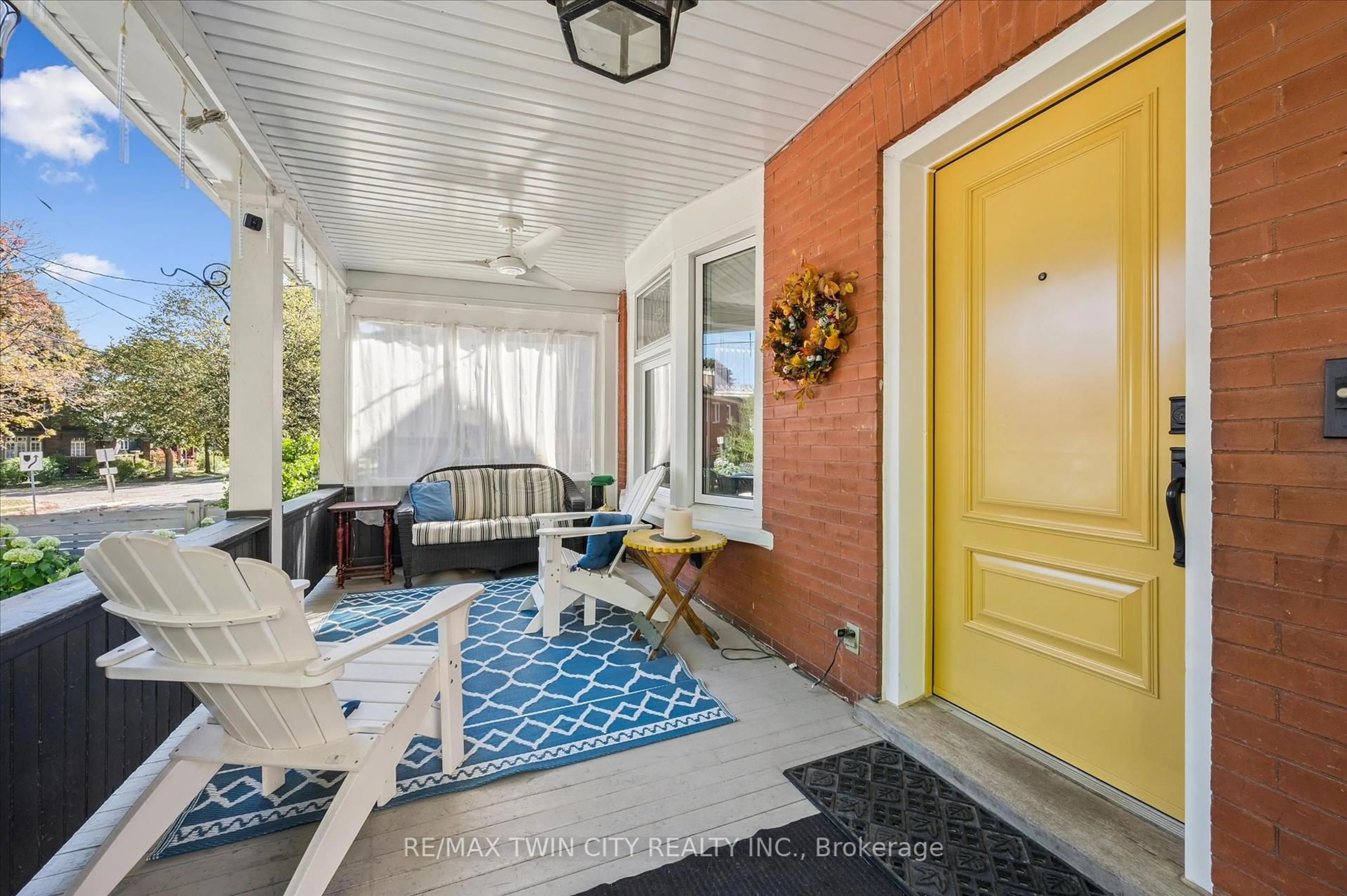 Indoor entryway for 45 Samuel St, Kitchener Ontario N2H 1P2