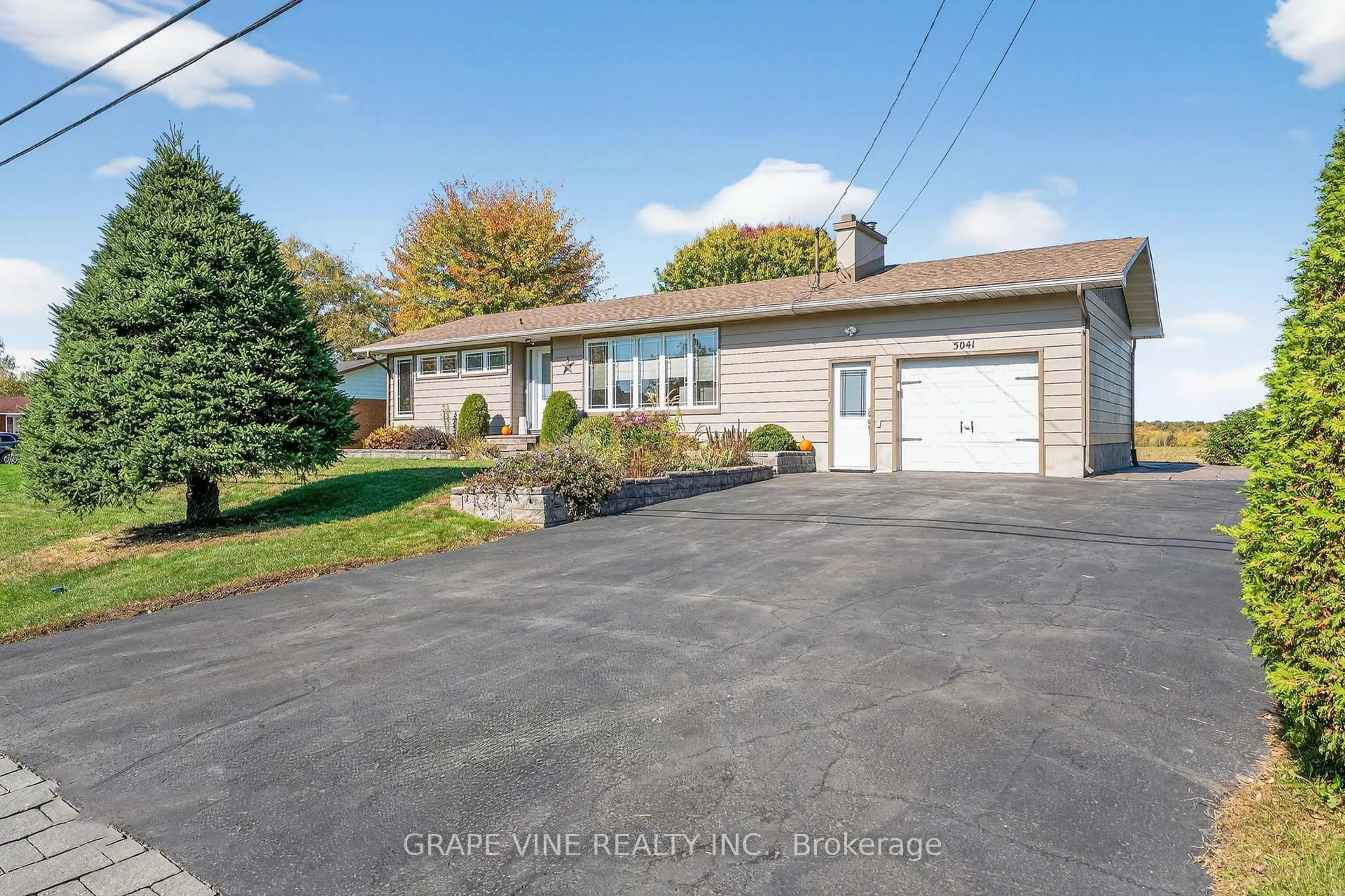A pic from outside/outdoor area/front of a property/back of a property/a pic from drone, street for 5041 Thunder Rd, Carlsbad Springs Ontario K0A 1K0