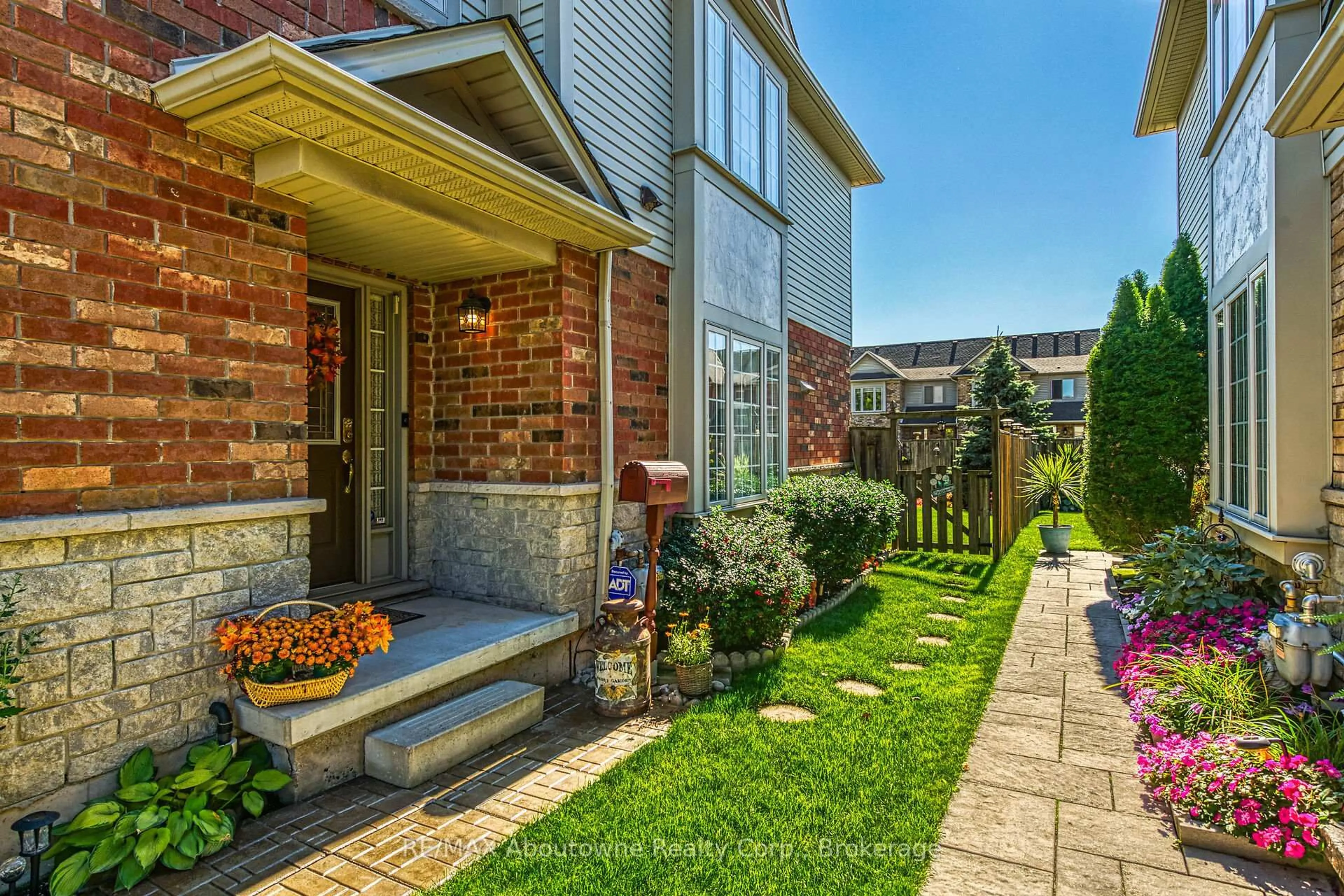 Home with brick exterior material, street for 31 Elderberry Ave, Grimsby Ontario L3M 5R5