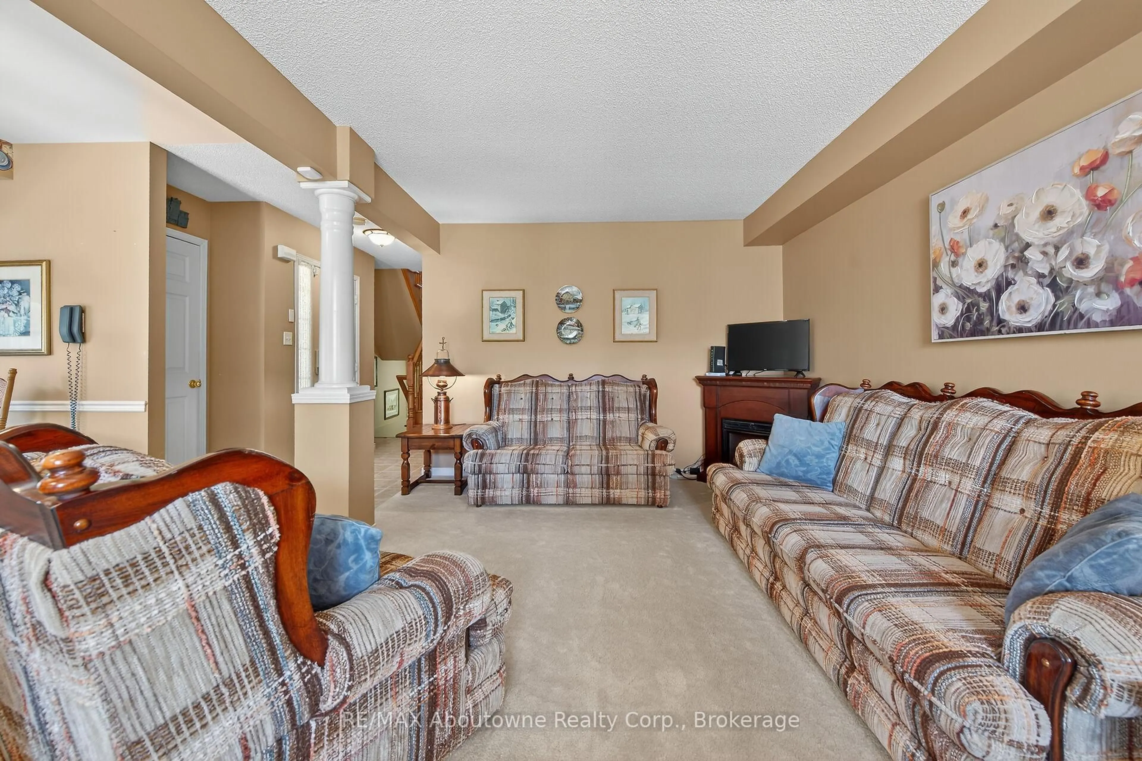 Living room with furniture, unknown for 31 Elderberry Ave, Grimsby Ontario L3M 5R5