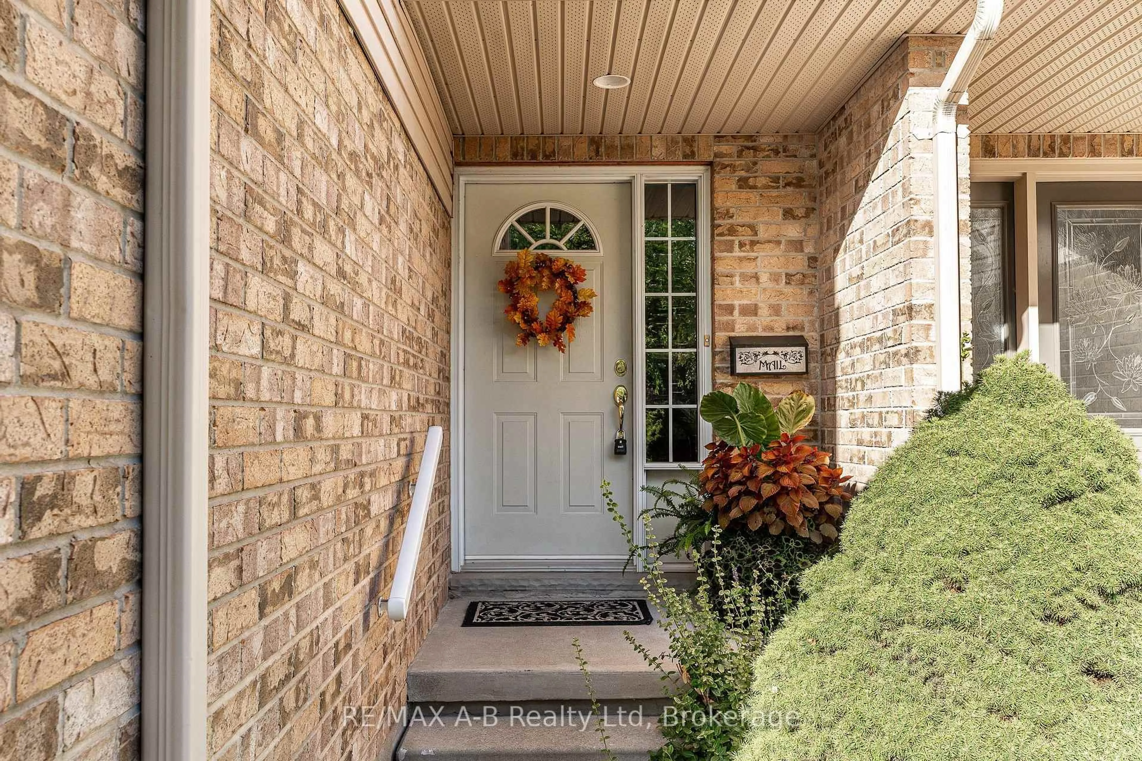 Indoor entryway for 384 Douglas St, Stratford Ontario N5A 7Z7