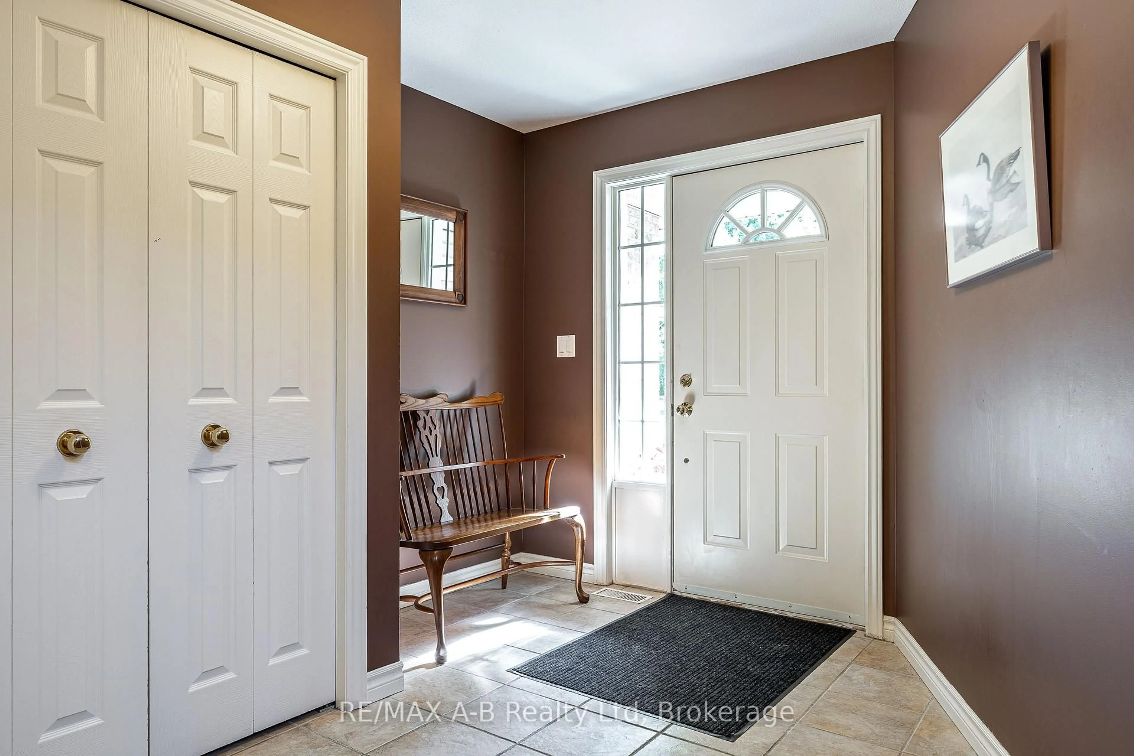 Indoor entryway for 384 Douglas St, Stratford Ontario N5A 7Z7