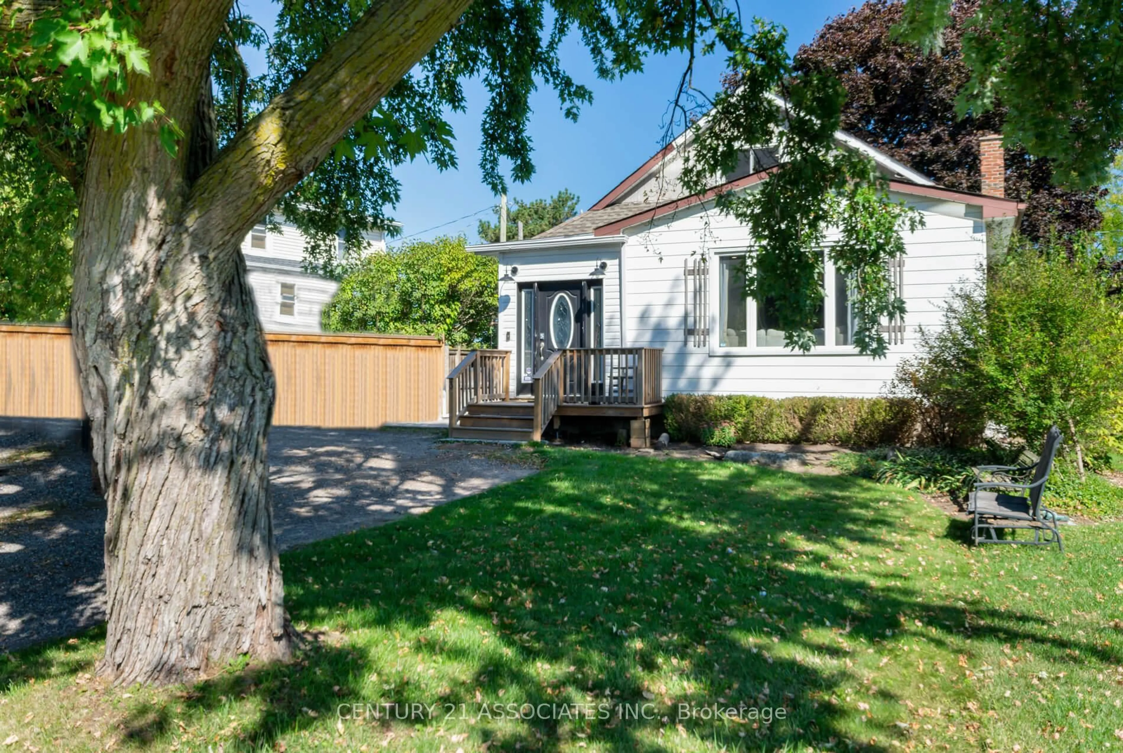 A pic from outside/outdoor area/front of a property/back of a property/a pic from drone, street for 3 Clarke St, Grimsby Ontario L3M 1Y5