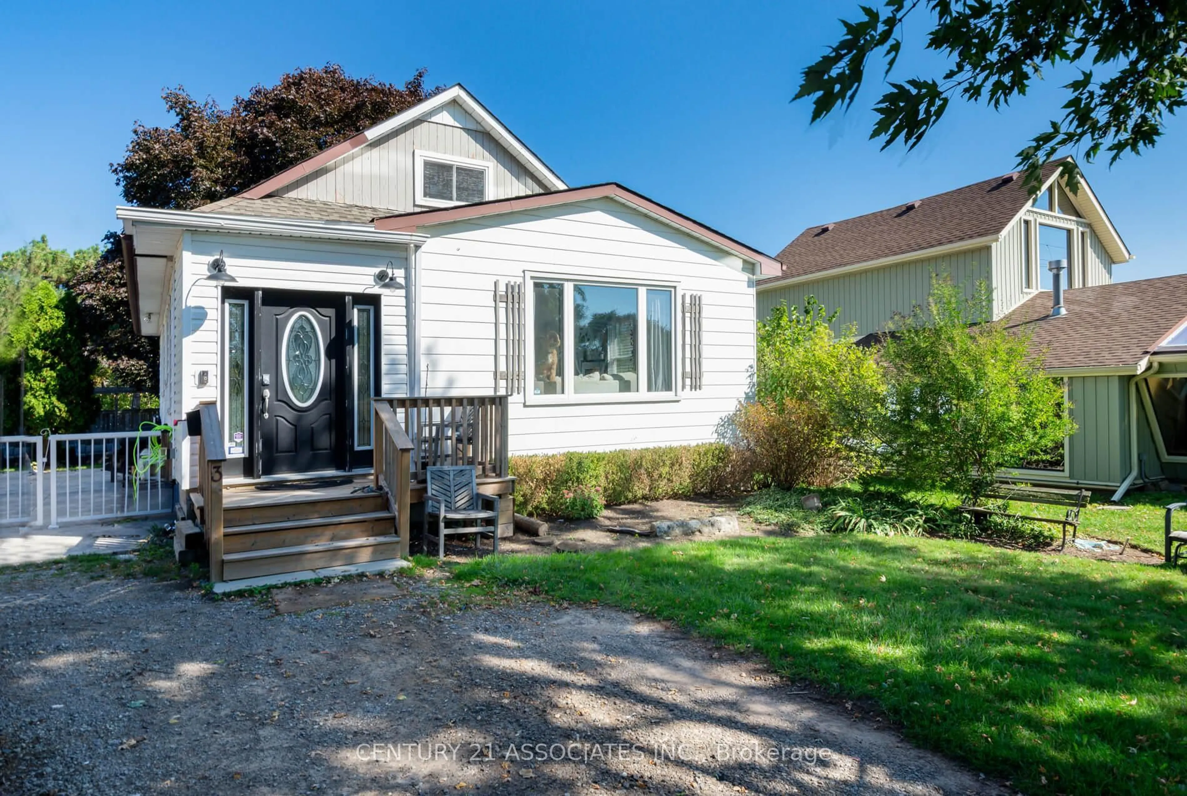 Home with vinyl exterior material, street for 3 Clarke St, Grimsby Ontario L3M 1Y5