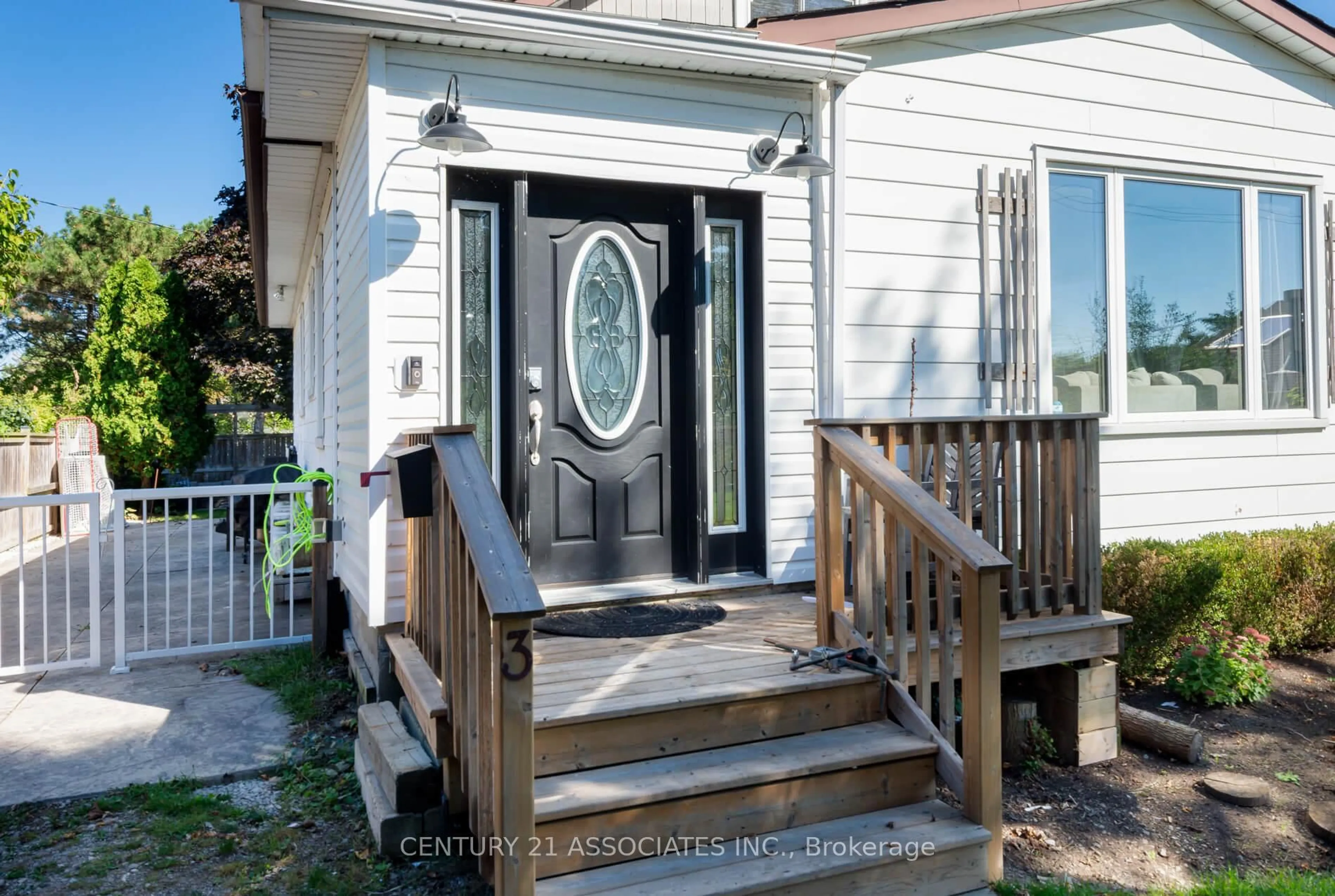 Home with vinyl exterior material, street for 3 Clarke St, Grimsby Ontario L3M 1Y5