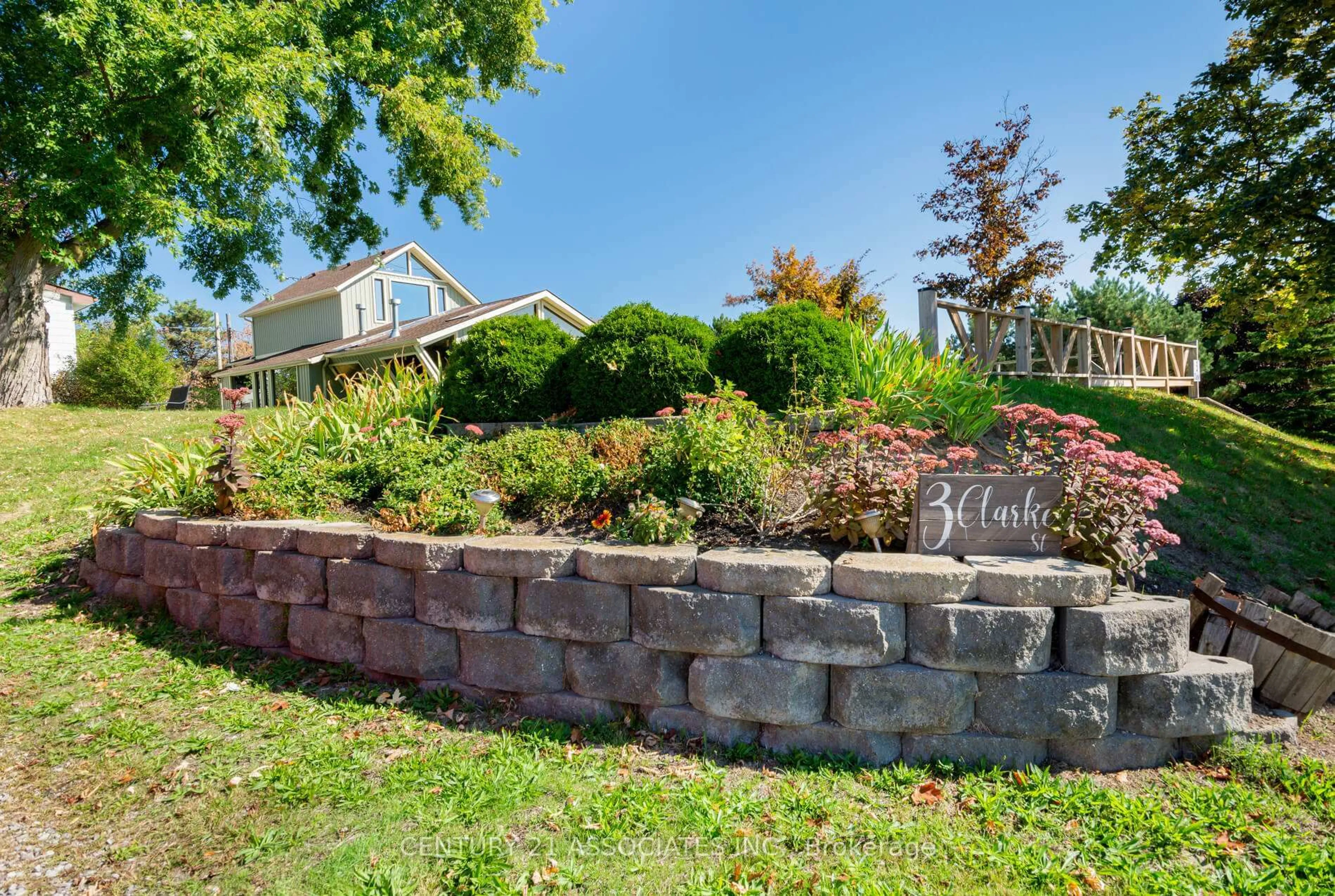 Patio, water/lake/river/ocean view for 3 Clarke St, Grimsby Ontario L3M 1Y5