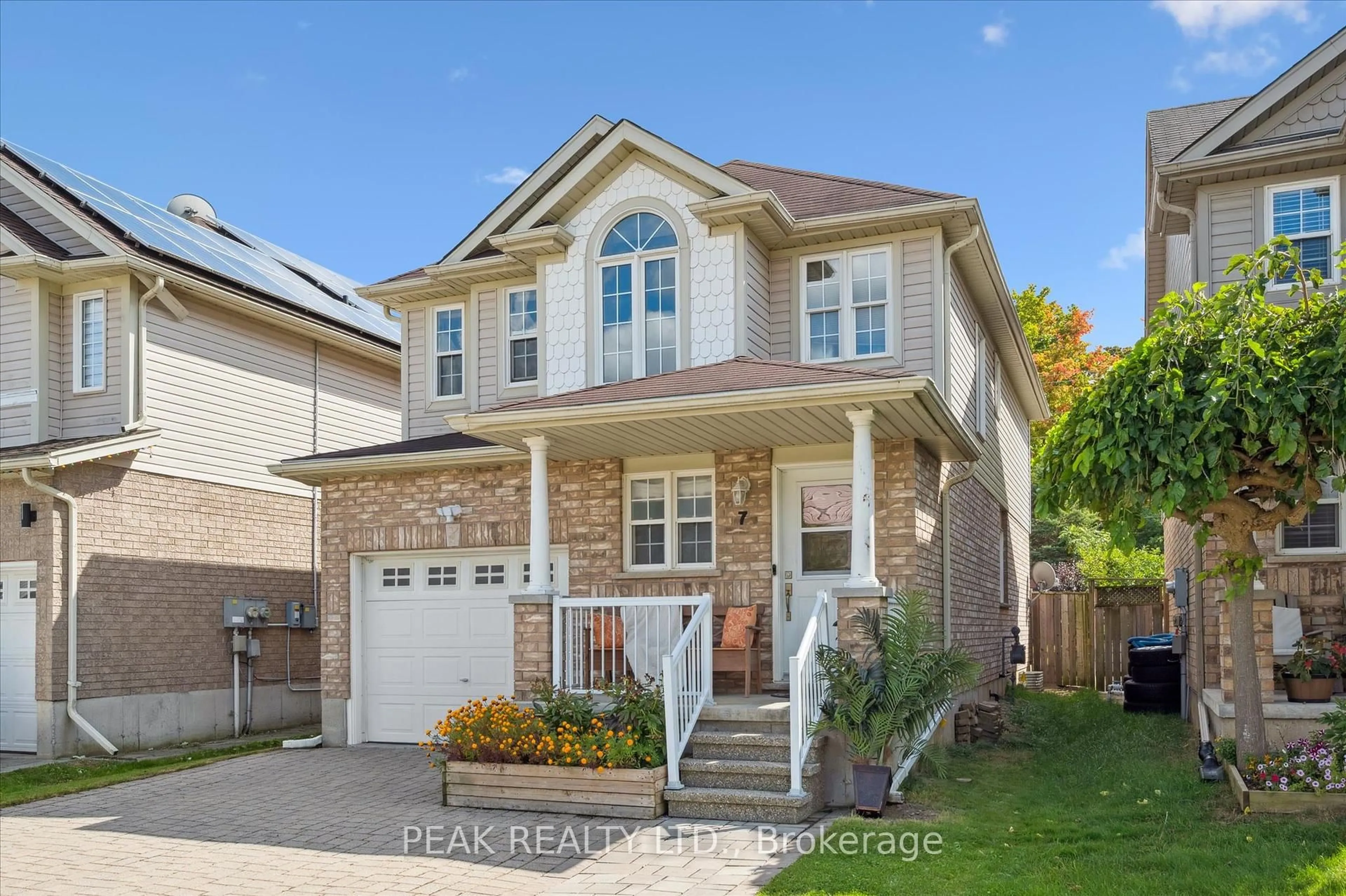Home with vinyl exterior material, street for 7 Mahogany St, Kitchener Ontario N2E 3Z2