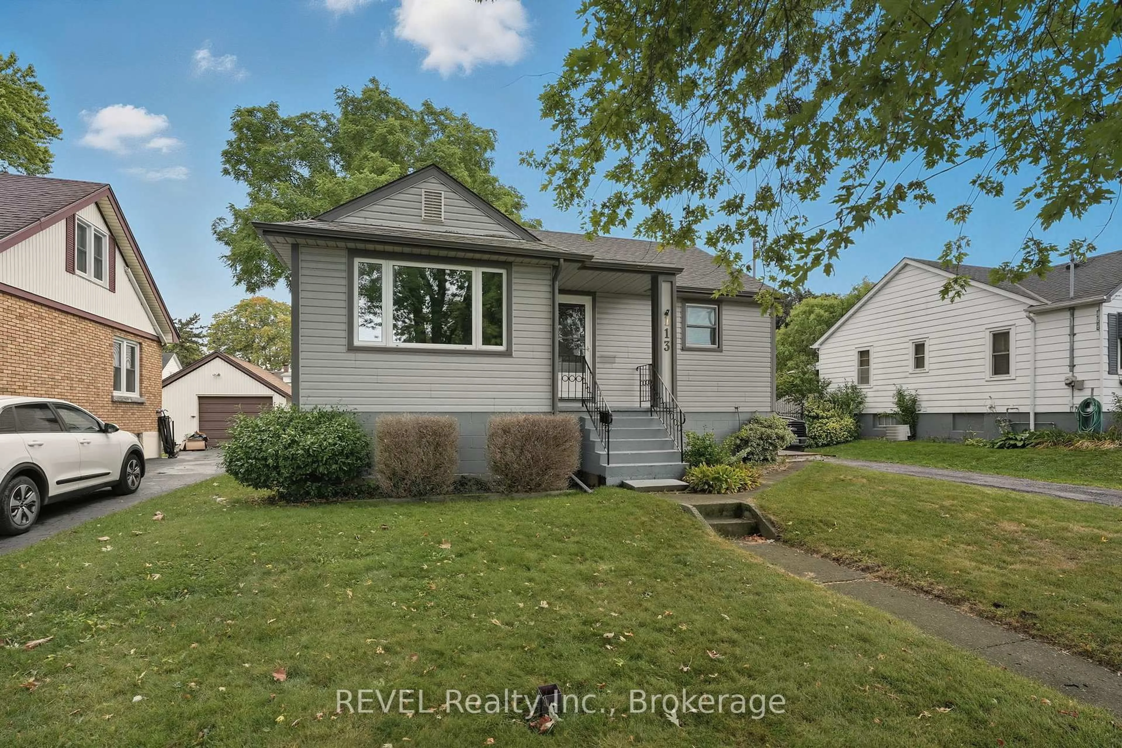 Home with vinyl exterior material, street for 113 Linwood Ave, Port Colborne Ontario L3K 5J8