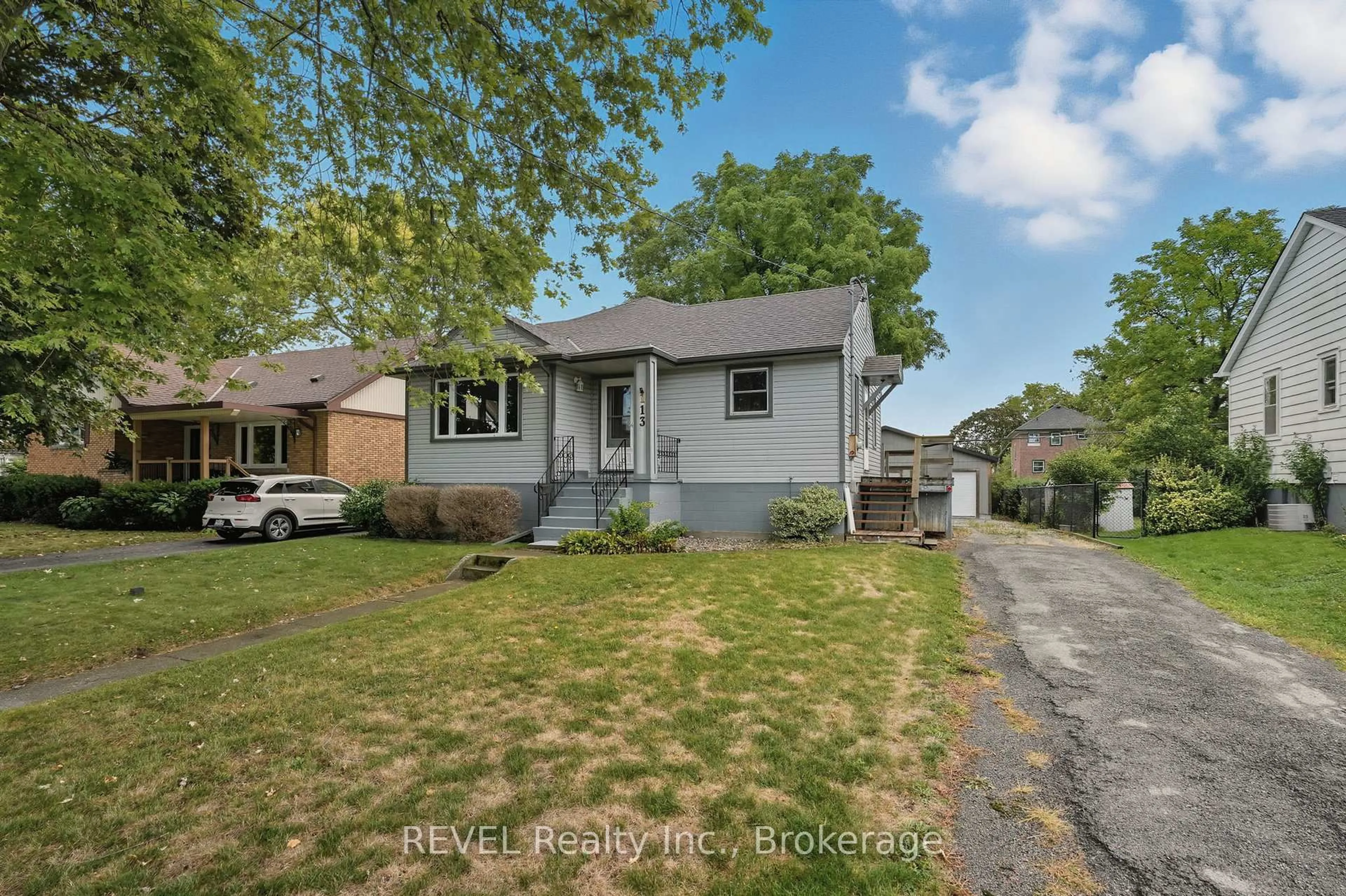 A pic from outside/outdoor area/front of a property/back of a property/a pic from drone, street for 113 Linwood Ave, Port Colborne Ontario L3K 5J8