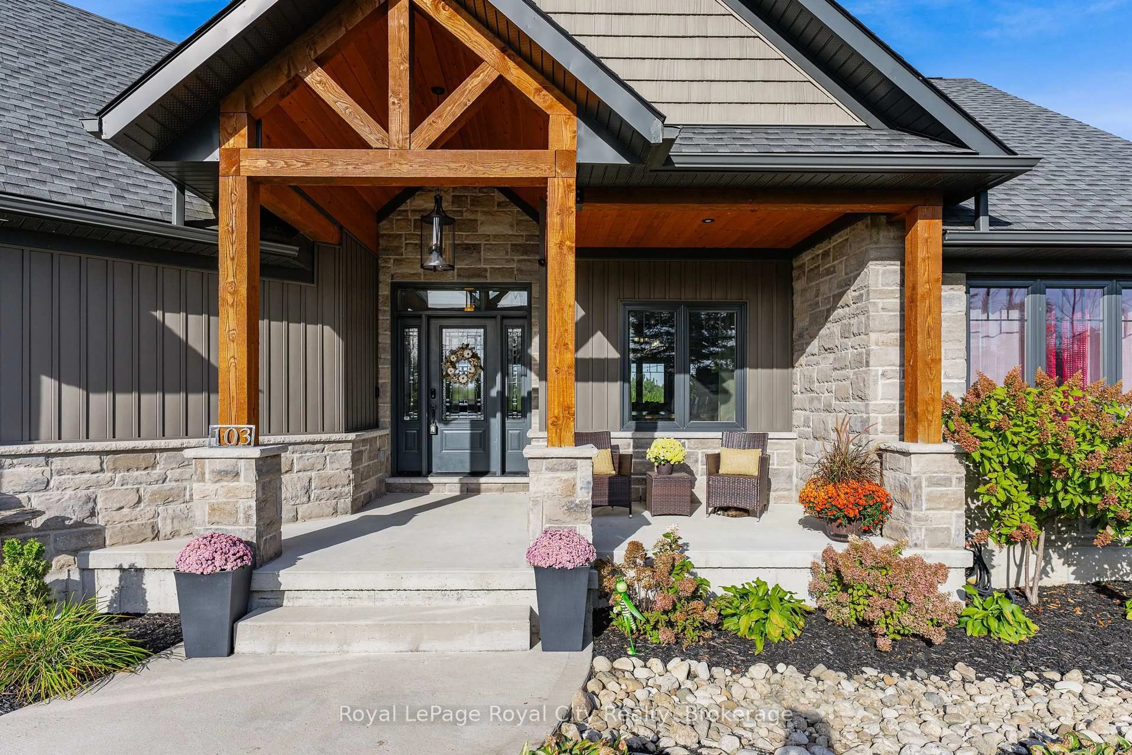 Indoor entryway for 103 Marshall Hts, West Grey Ontario N0G 1R0