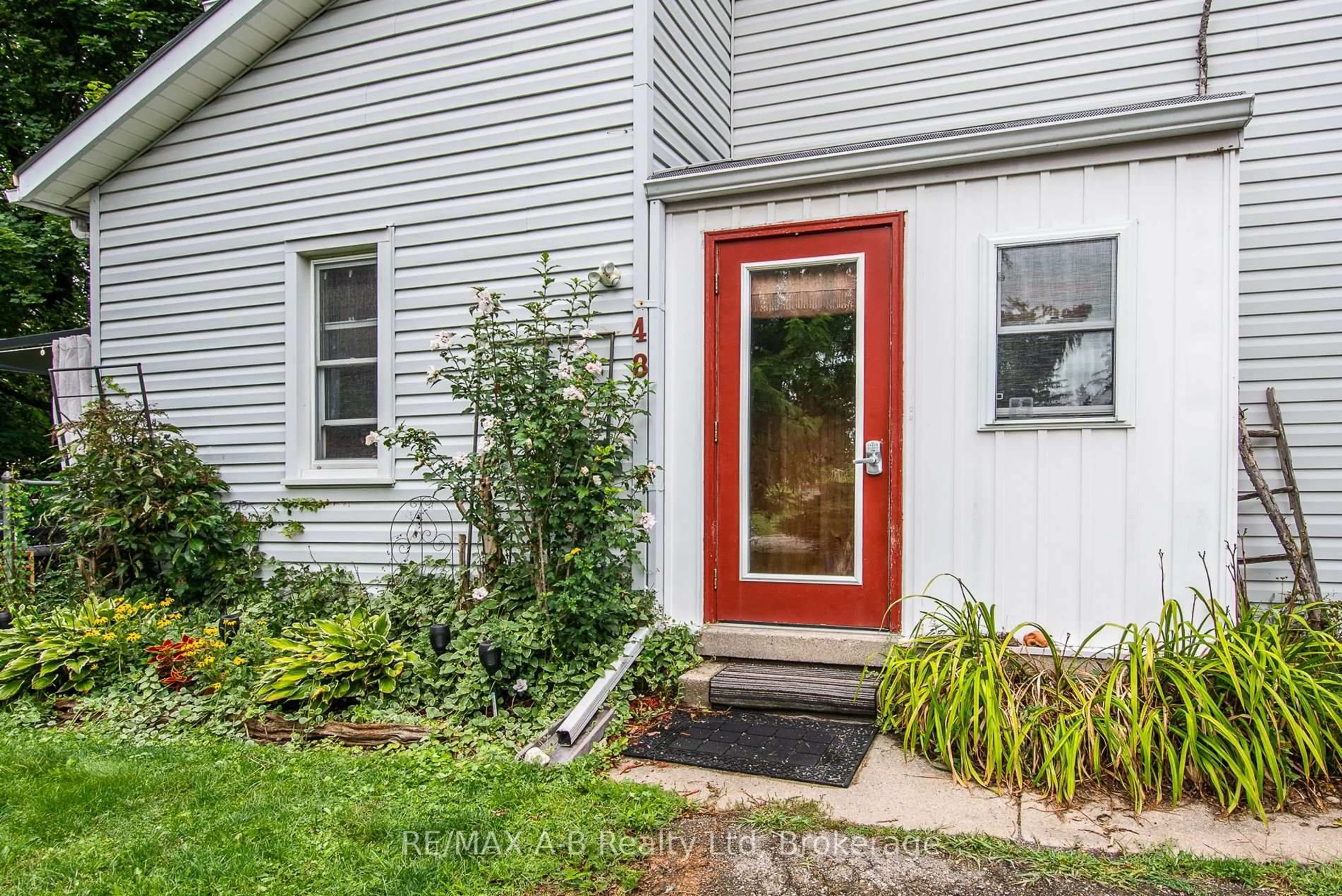 Indoor entryway for 48 Franklin Dr, Stratford Ontario N5A 5P2