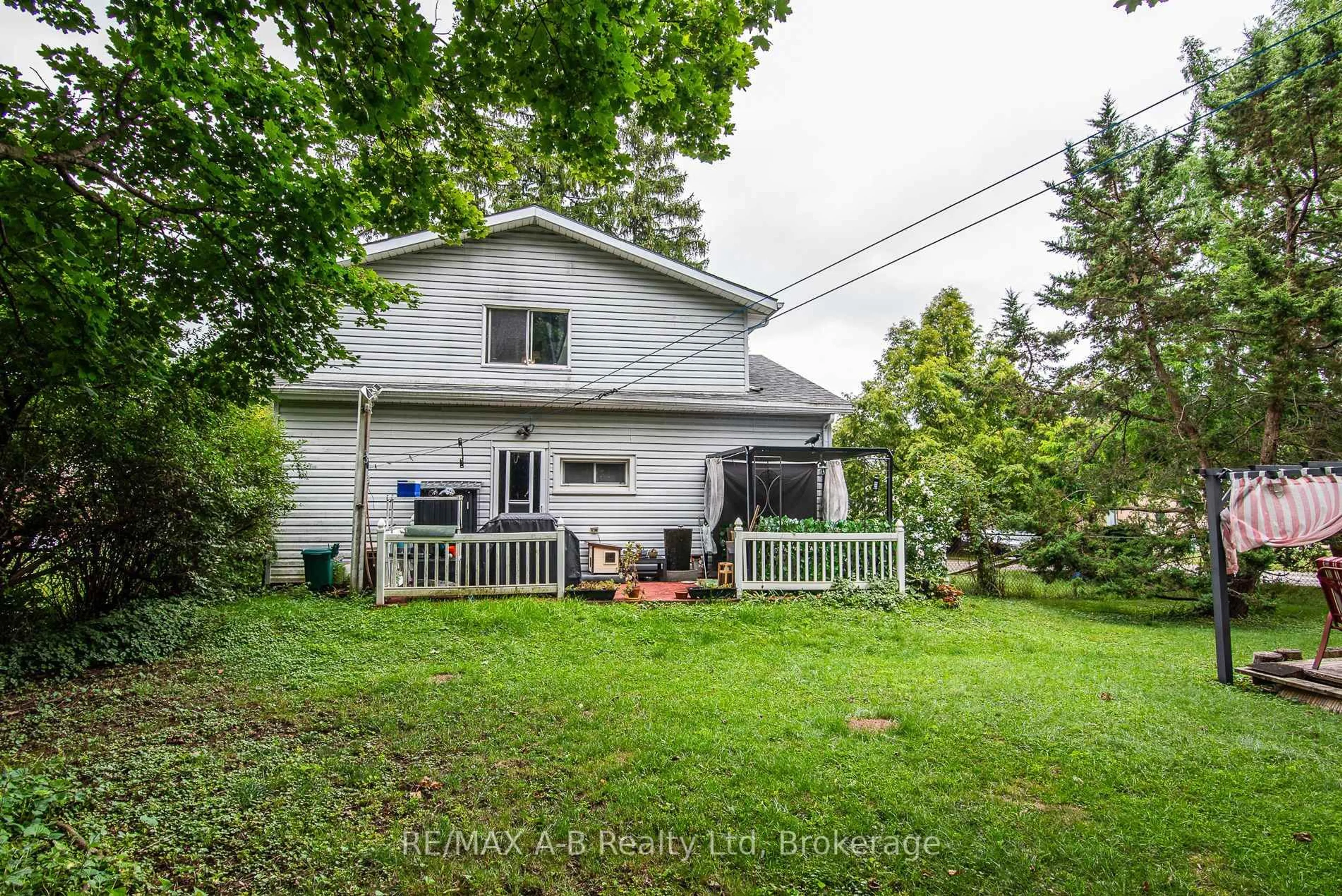 A pic from outside/outdoor area/front of a property/back of a property/a pic from drone, street for 48 Franklin Dr, Stratford Ontario N5A 5P2