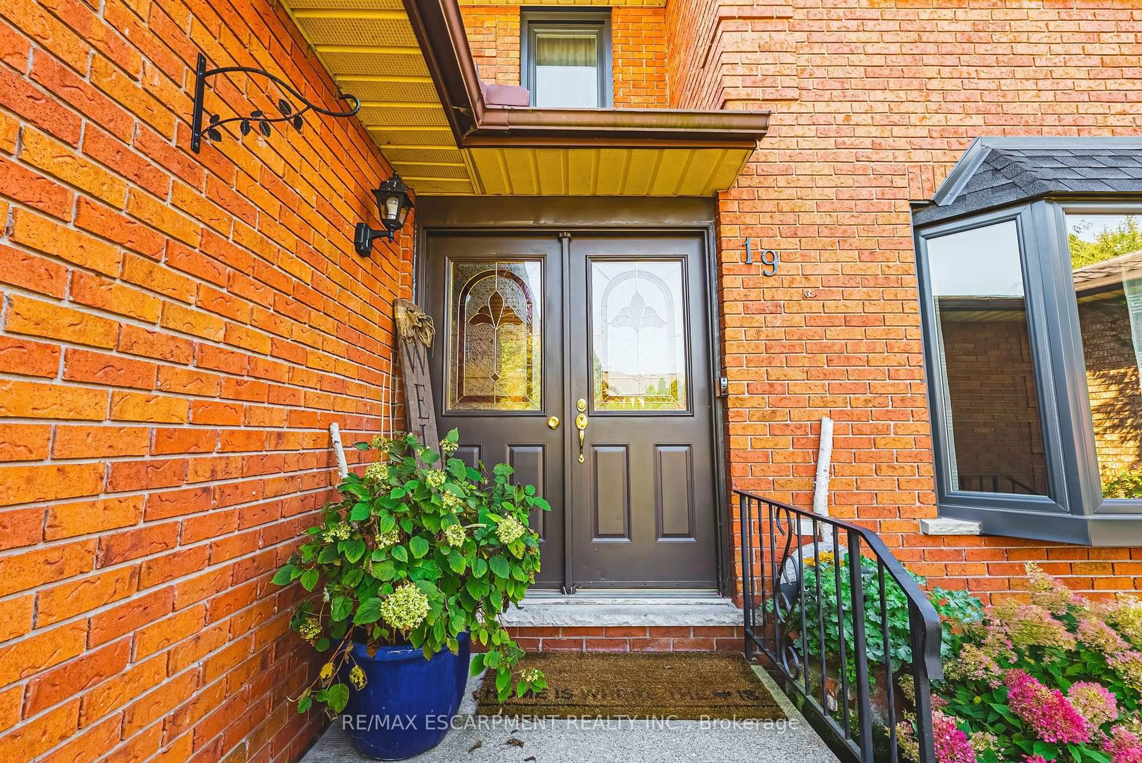 Indoor entryway for 19 Glenhaven Crt, Hamilton Ontario L9C 7G4
