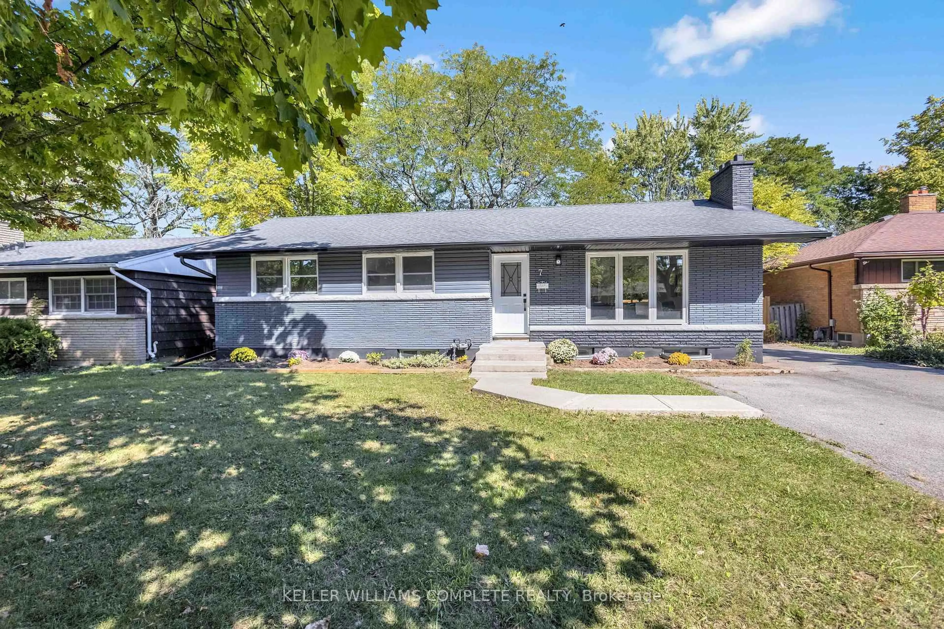Home with vinyl exterior material, street for 7 SWAN Dr, St. Catharines Ontario L2T 2C2