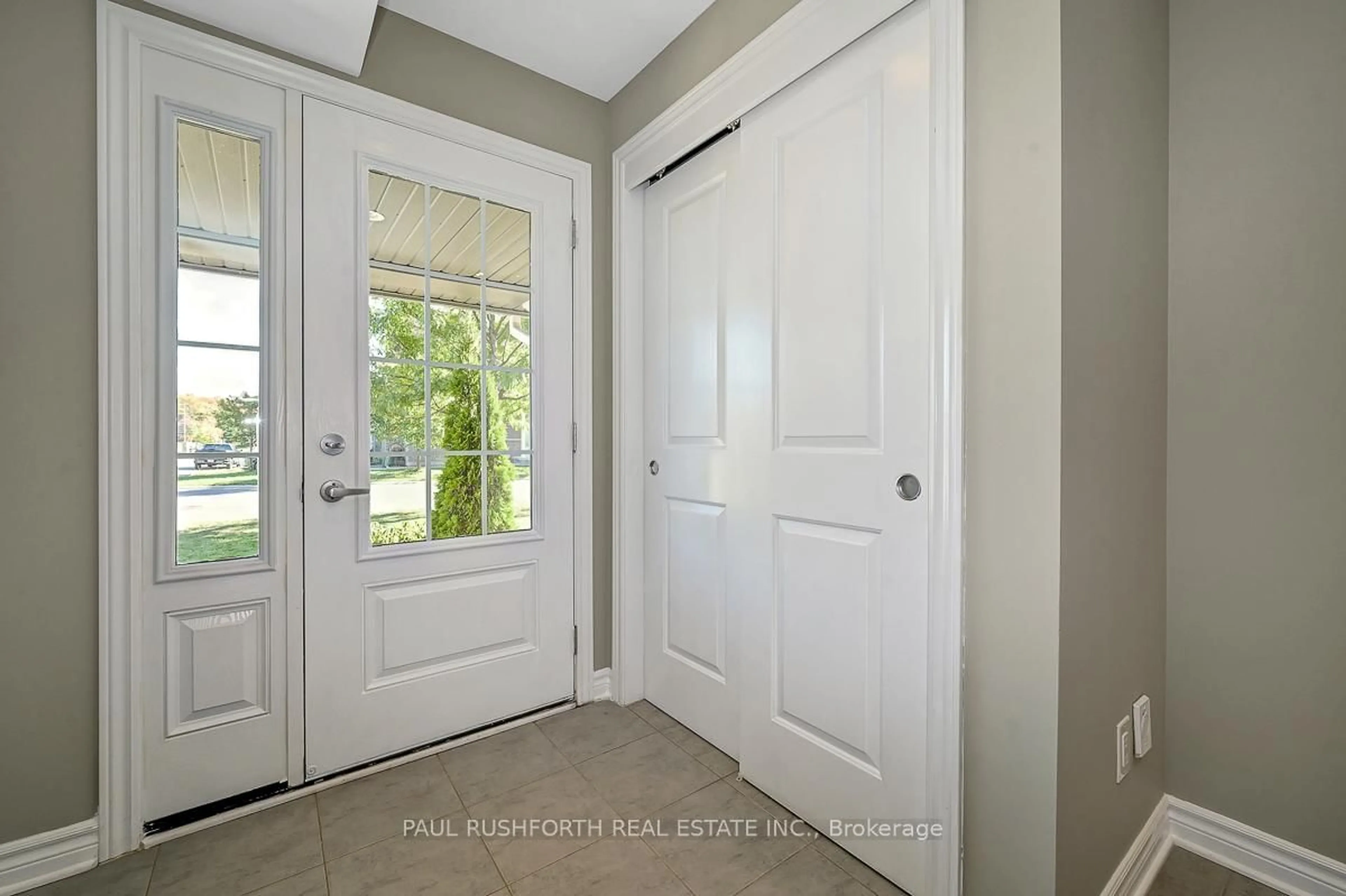 Indoor entryway for 640 Lauraleaf Cres, Ottawa Ontario K2J 6G9