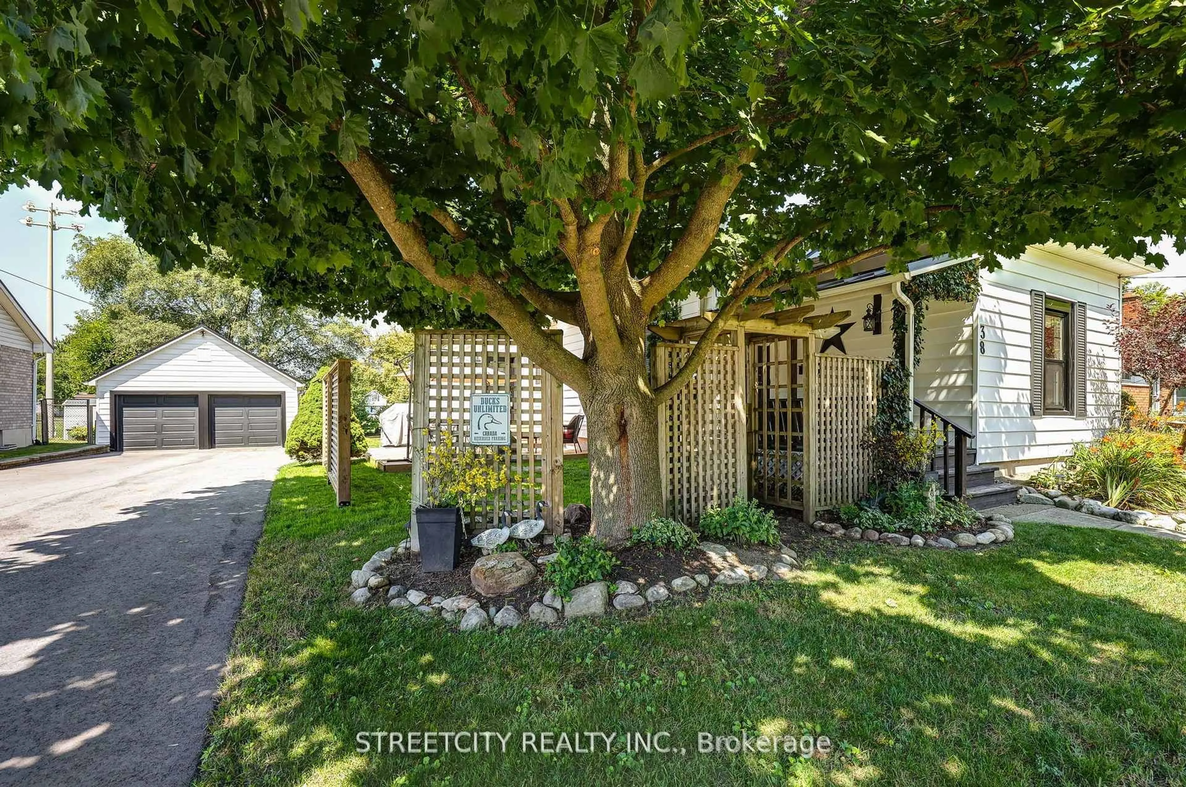A pic from outside/outdoor area/front of a property/back of a property/a pic from drone, street for 38 St. Andrew St, Aylmer Ontario N5H 2N1