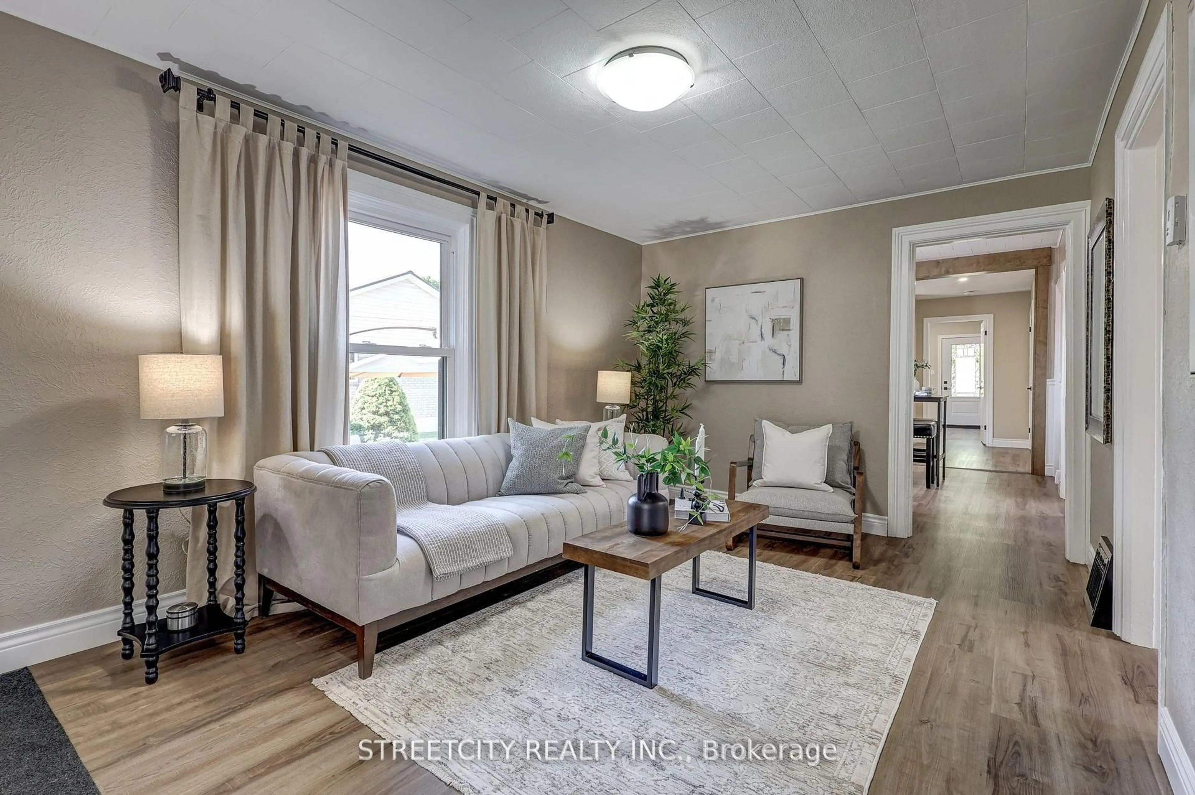 Living room with furniture, unknown for 38 St. Andrew St, Aylmer Ontario N5H 2N1