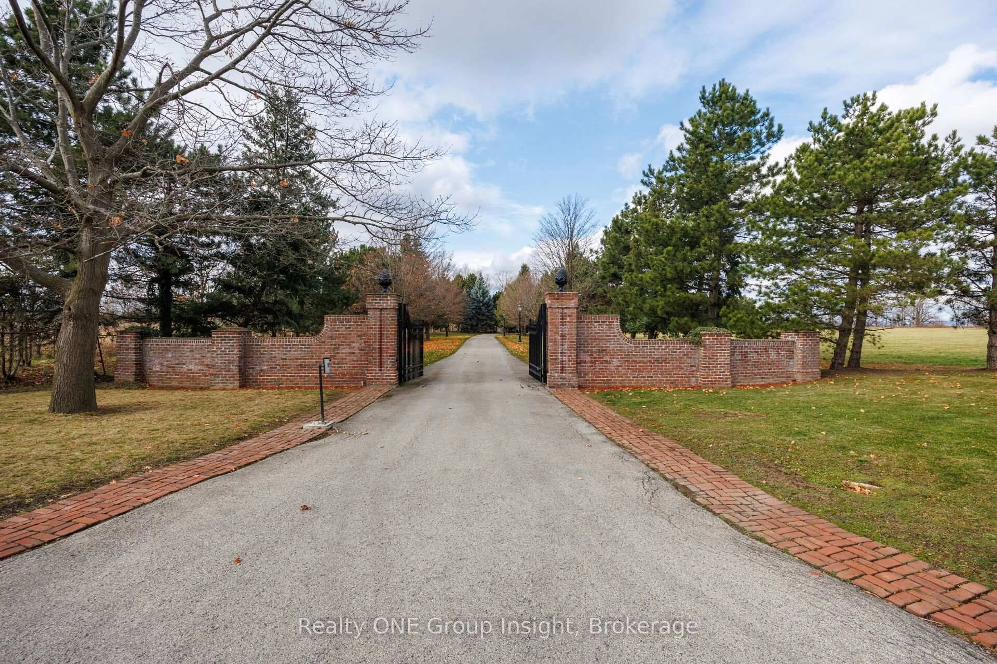 A pic from outside/outdoor area/front of a property/back of a property/a pic from drone, street for 75 Ridge Rd, Hamilton Ontario L8J 2V9